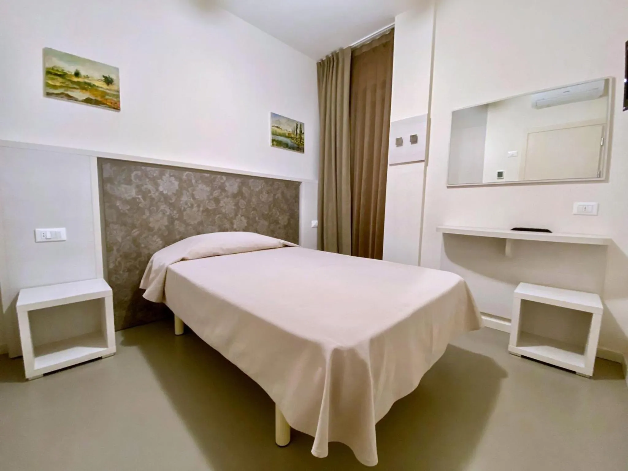 Bedroom, Bed in Hotel Maioli B&B