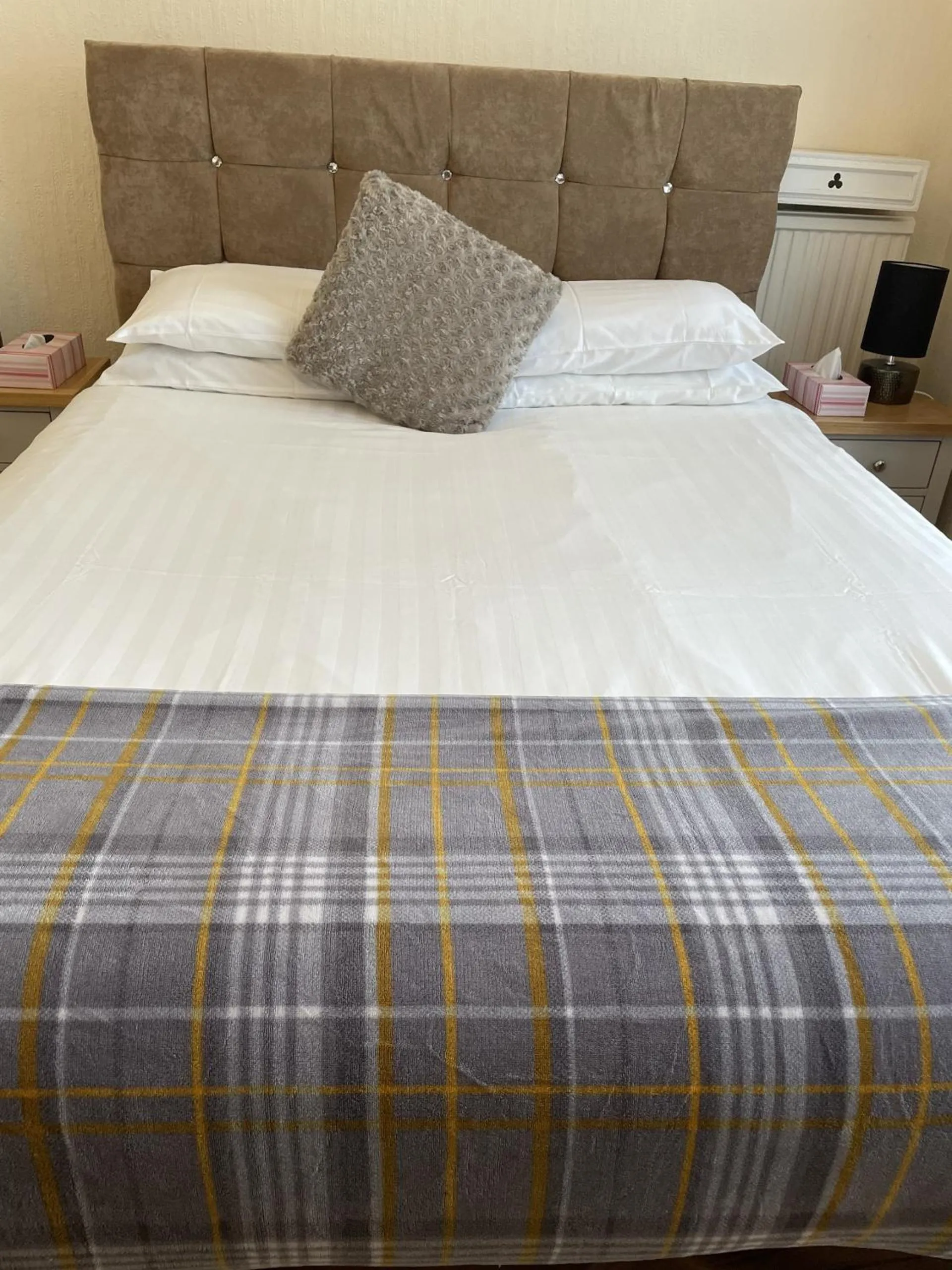 Bedroom, Bed in Emerald Residence