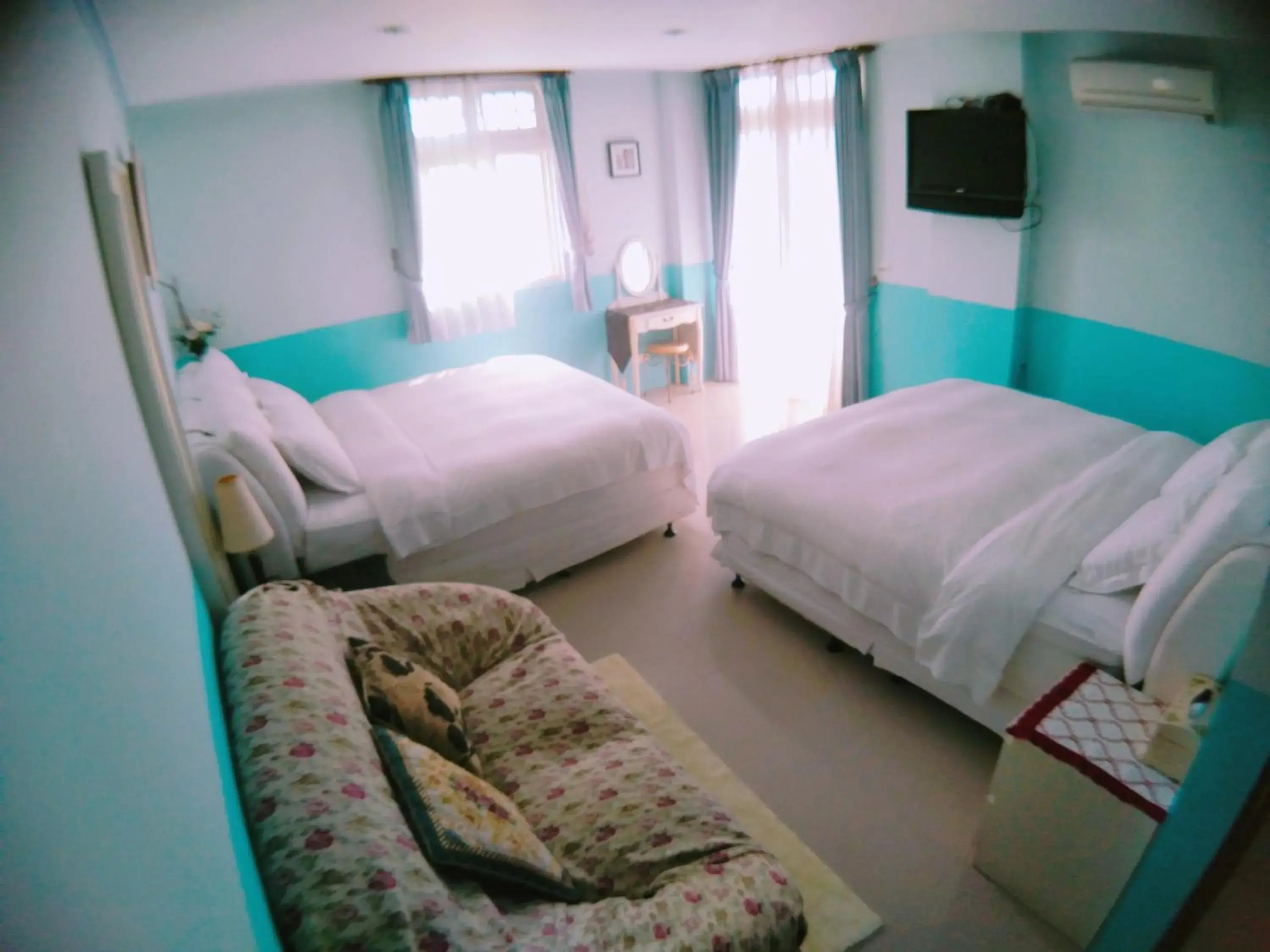 Queen Room with Two Queen Beds in Riverside B&B Queen Room with Two Queen Beds in Riverside B&B