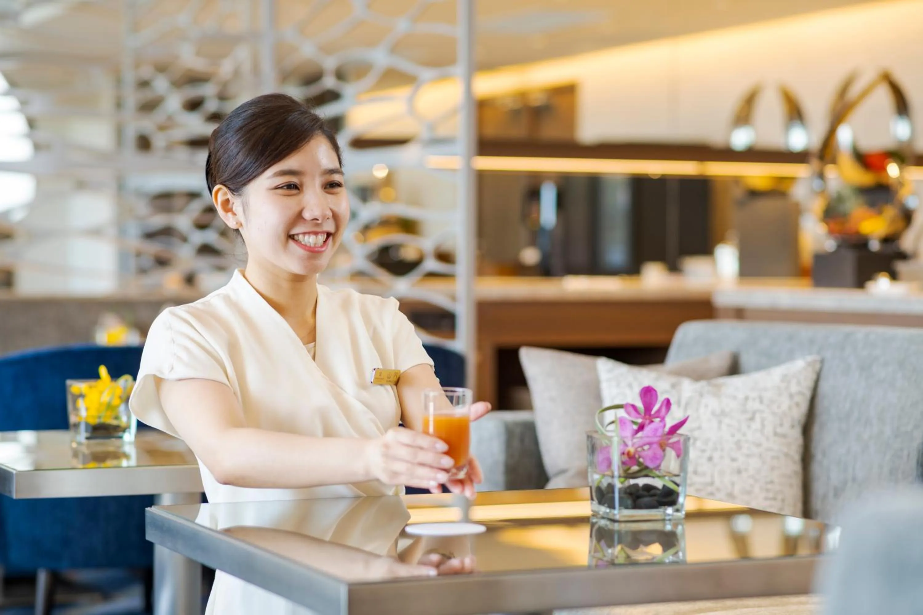 Lounge or bar in Renaissance Okinawa Resort