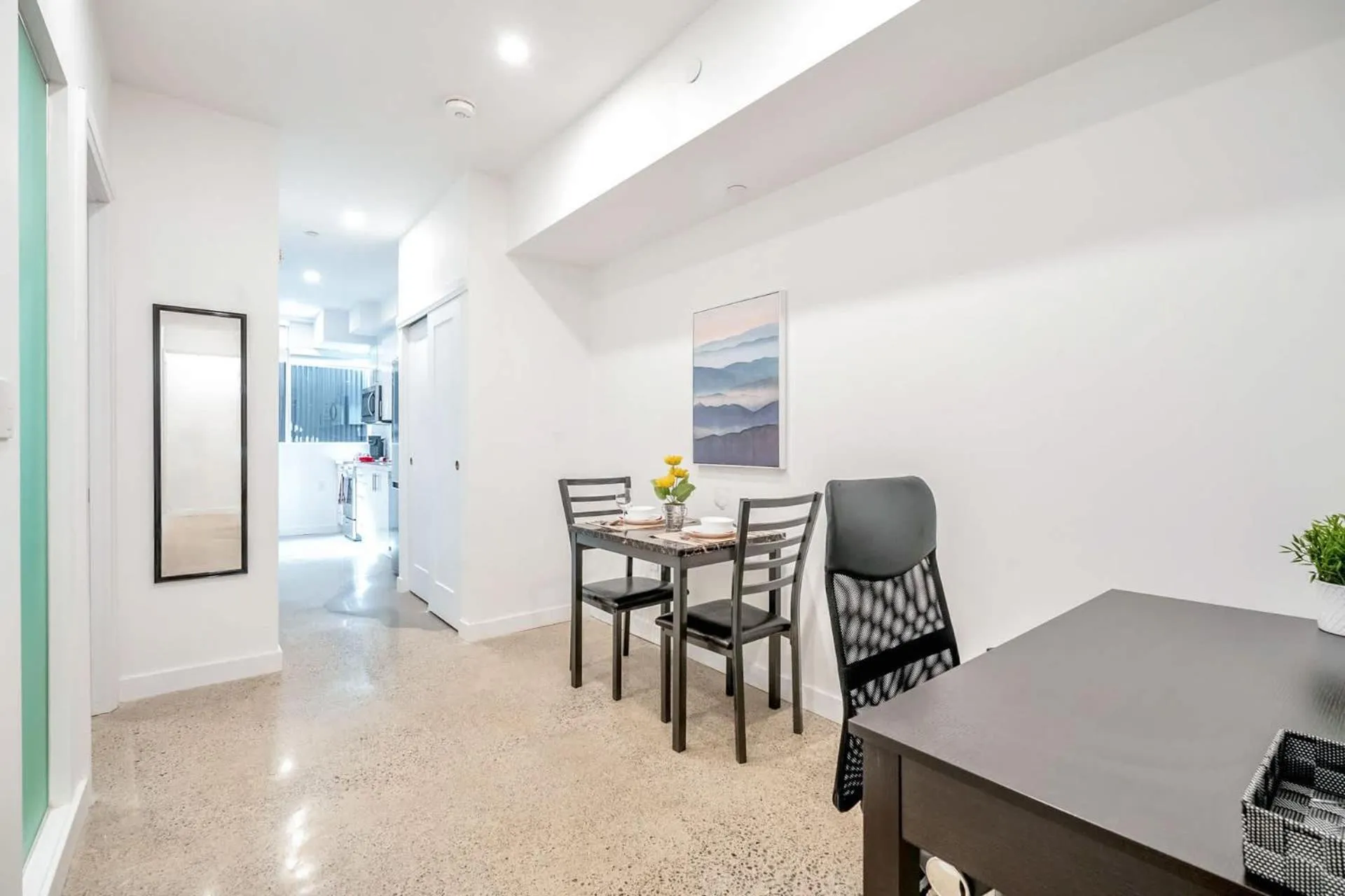 Modern 2BR Apartment - Near Downtown