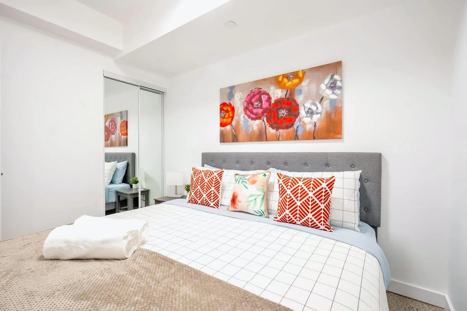 Modern 2BR Apartment - Near Downtown