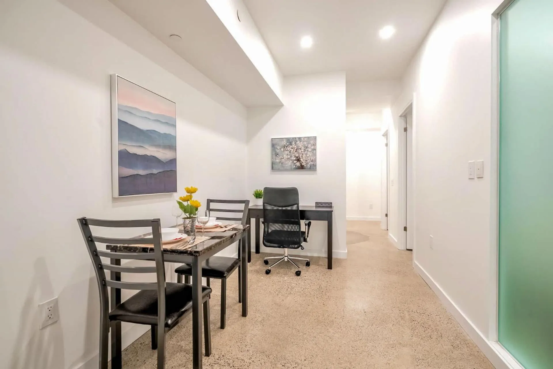 Modern 2BR Apartment - Near Downtown