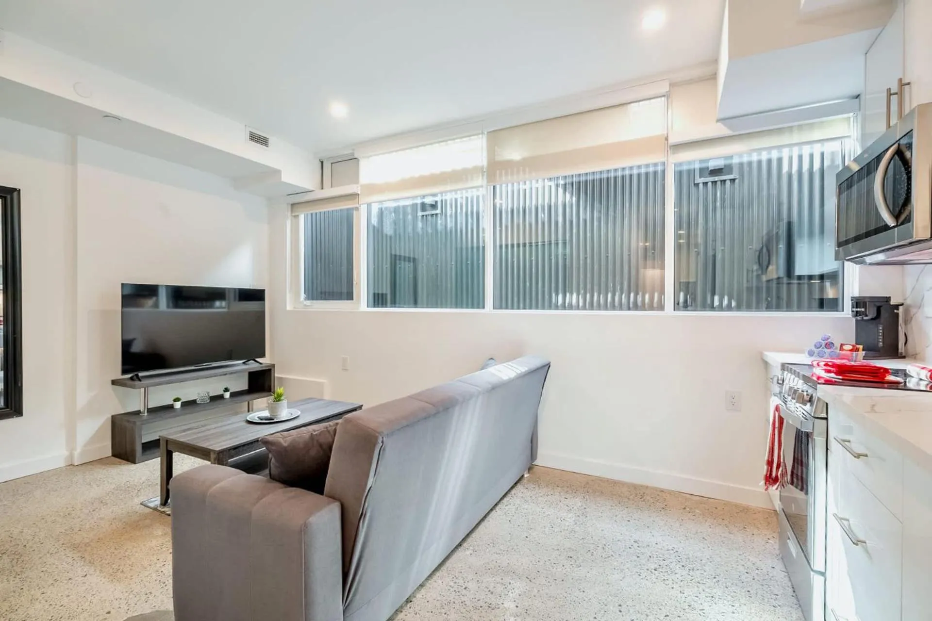 Modern 2BR Apartment - Near Downtown