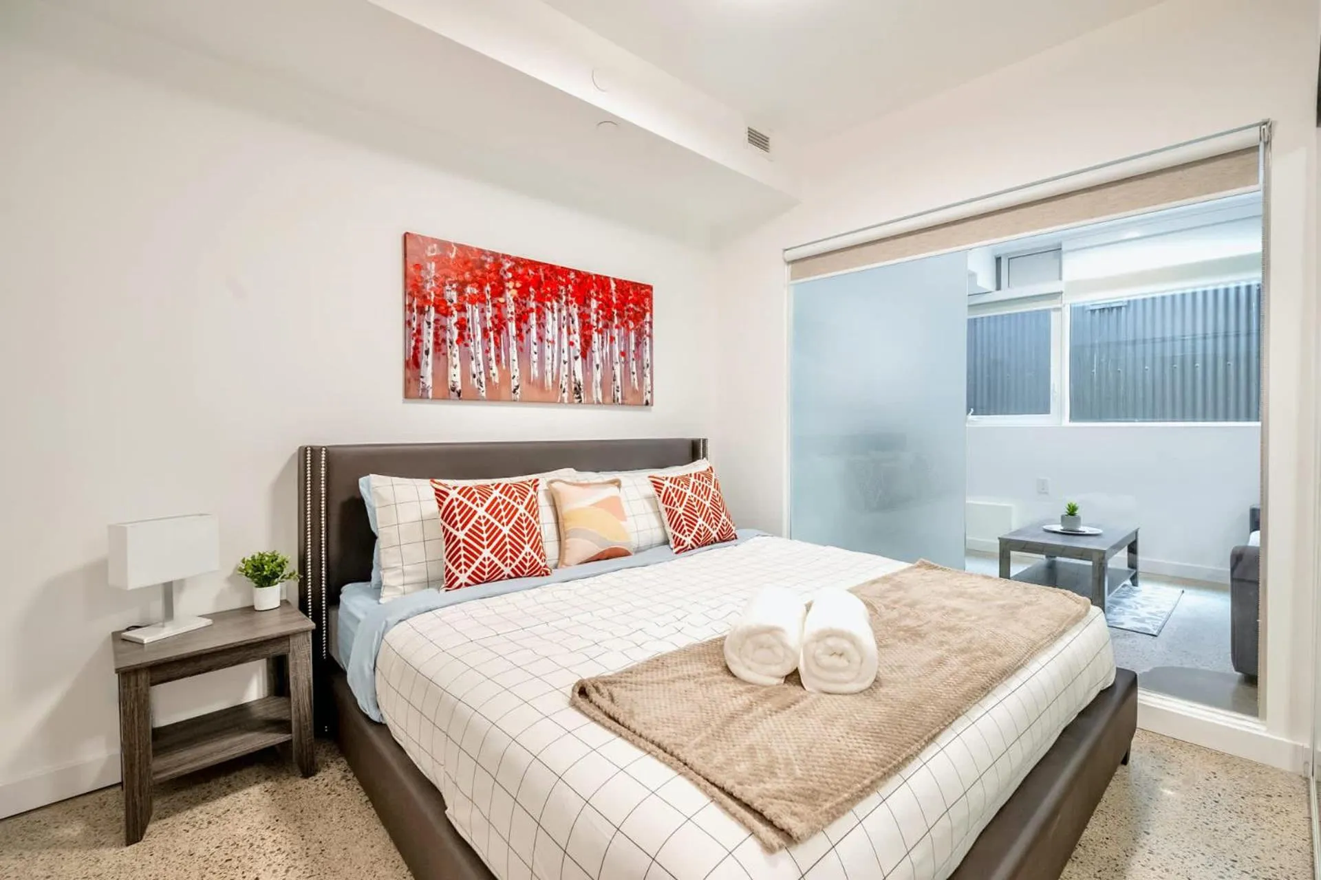 Modern 2BR Apartment - Near Downtown