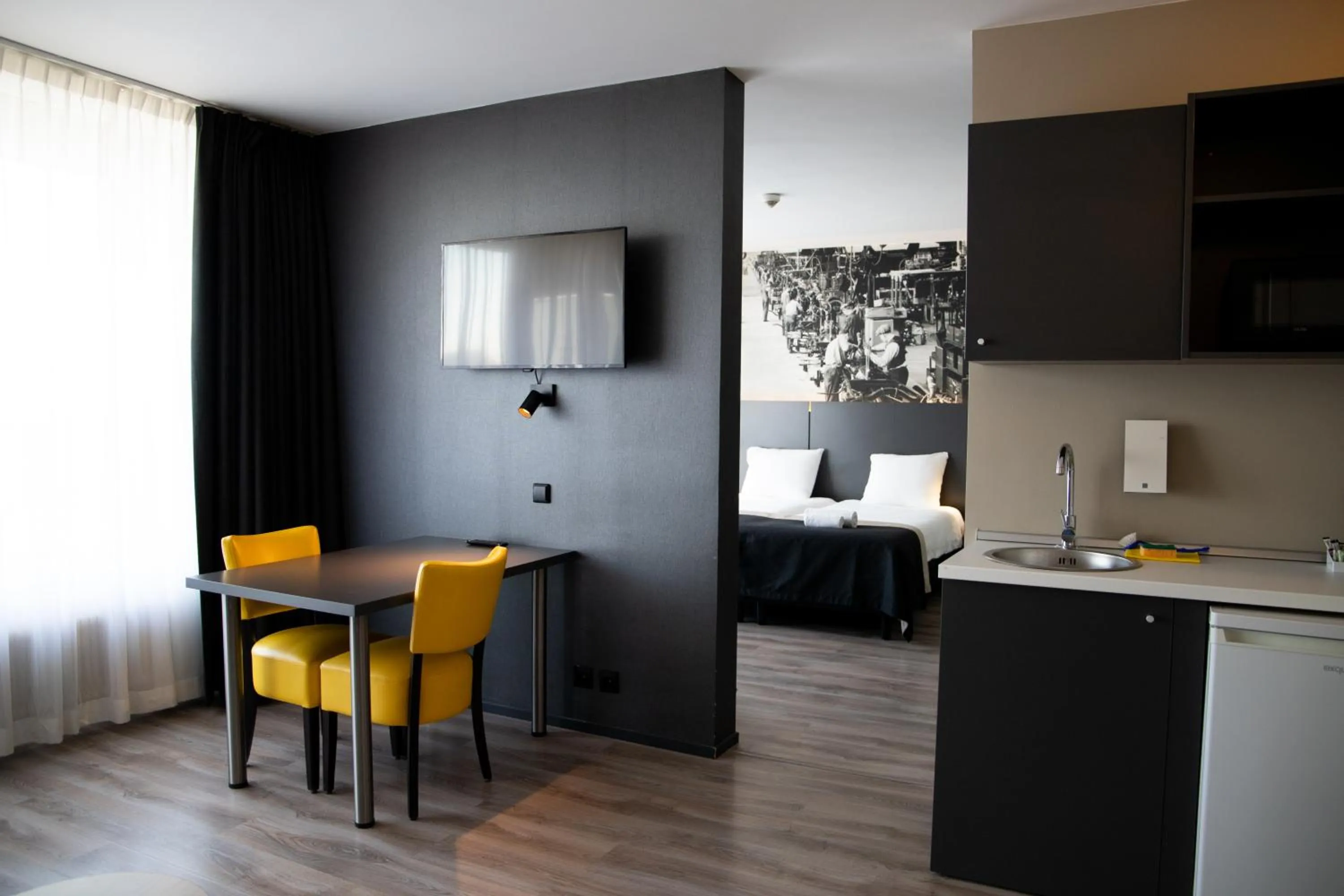 Kitchen or kitchenette, Bed in City hotel Terneuzen