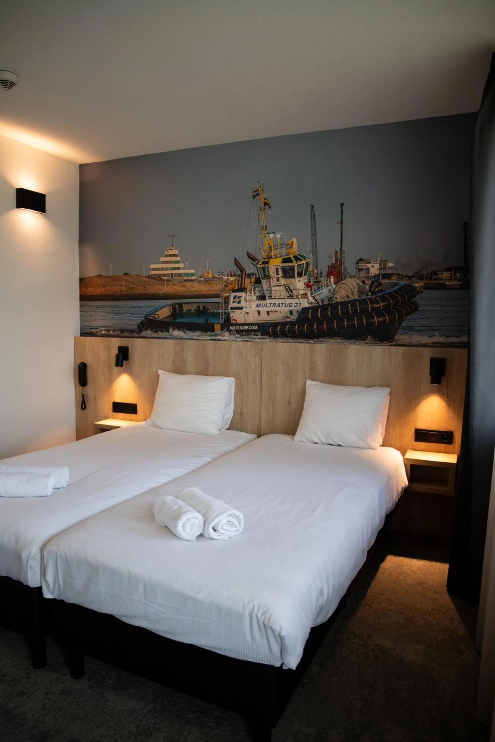Bedroom, Bed in City hotel Terneuzen