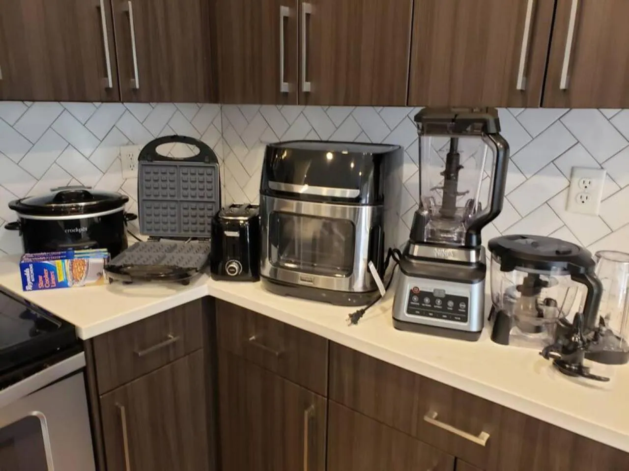 Luxury Living with Resort Amenities King bd Queens bd Sofa bd GymPoolHot Tub Fast WiFi