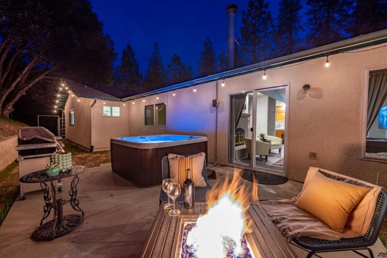 Hot Tub in Manic Mountain Forest Cabin 3 miles from Bass Lake