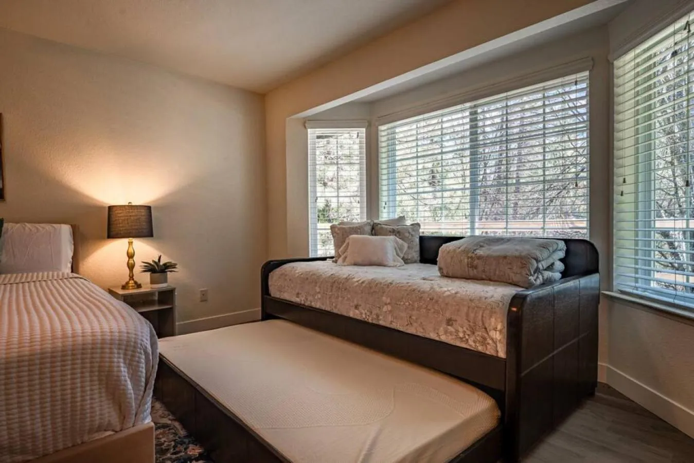 Bed in Manic Mountain Forest Cabin 3 miles from Bass Lake