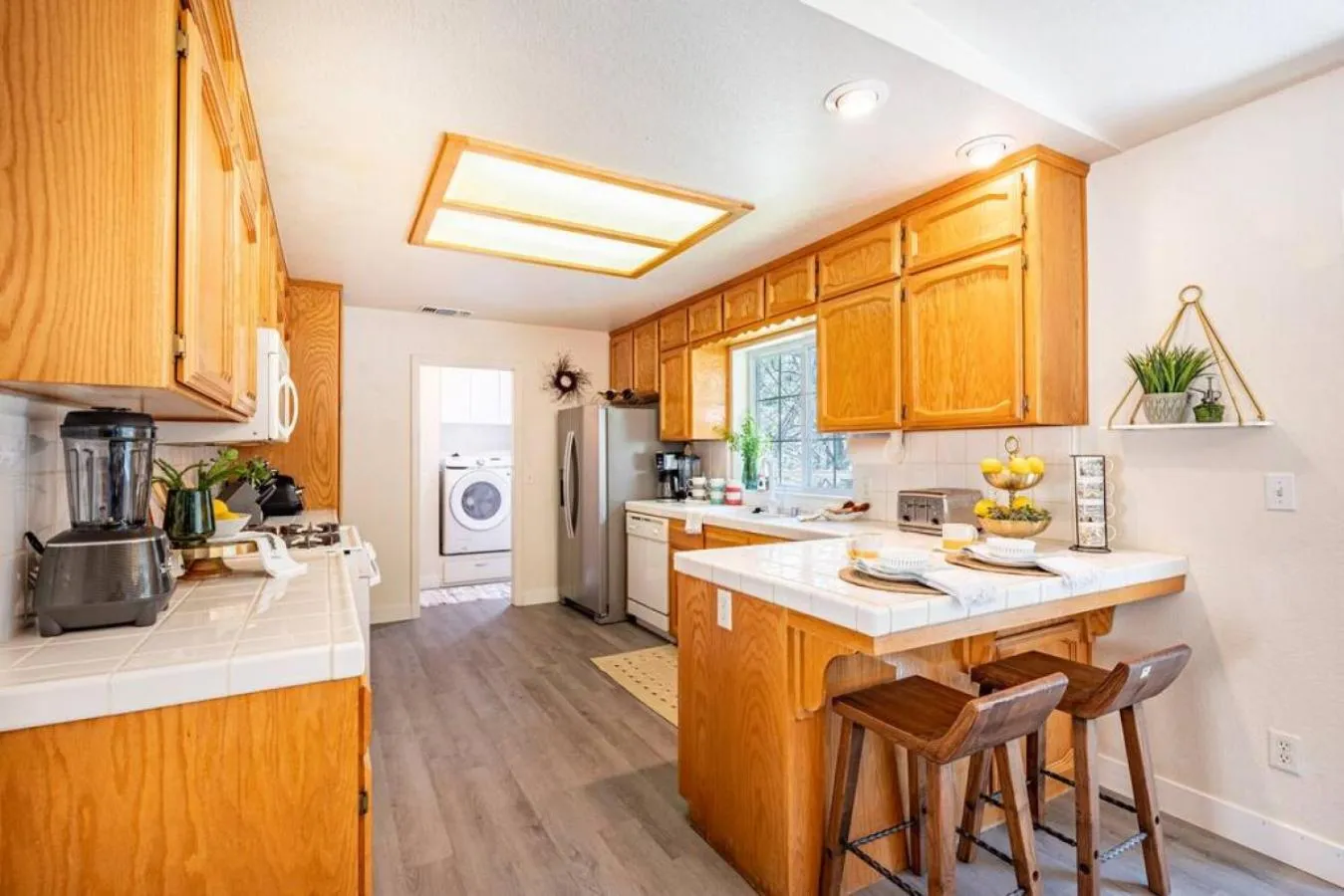 Lounge or bar in Manic Mountain Forest Cabin 3 miles from Bass Lake