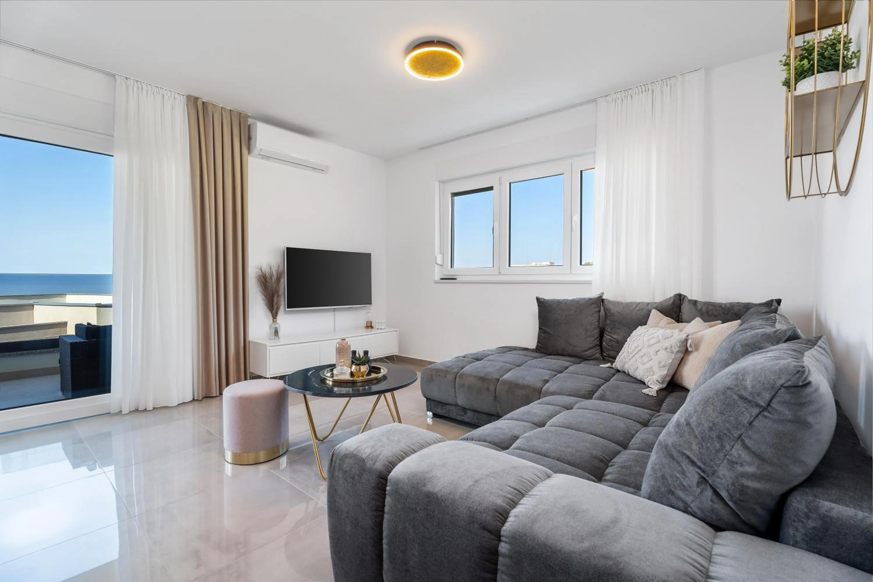 Luxury Sea View Apartment Levin