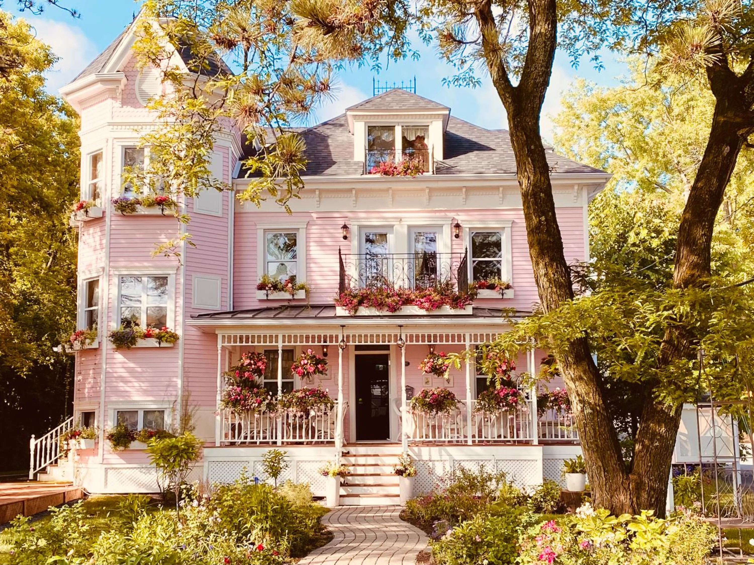 Property building in Maison Rose