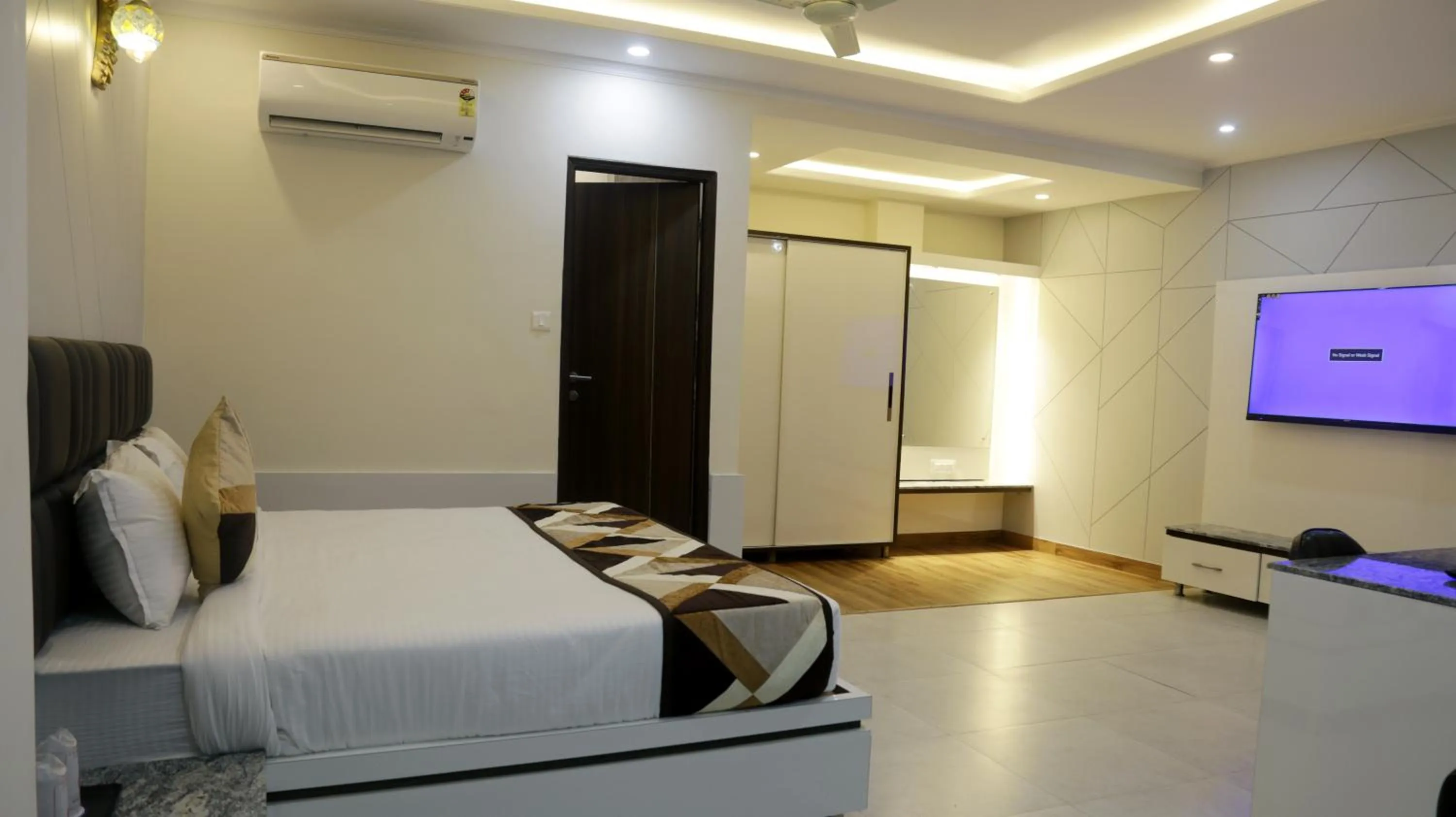 Photo of the whole room, Bed in Hotel Mandi Heights - Bar, Fine Dining & Banquet Hall