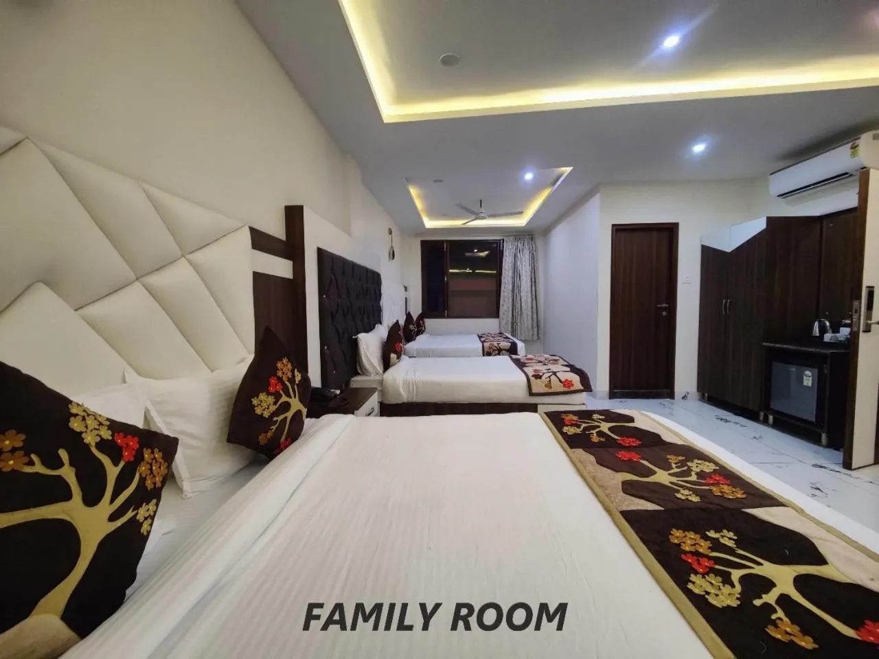 Photo of the whole room, Bed in Hotel Mandi Heights - Bar, Fine Dining & Banquet Hall