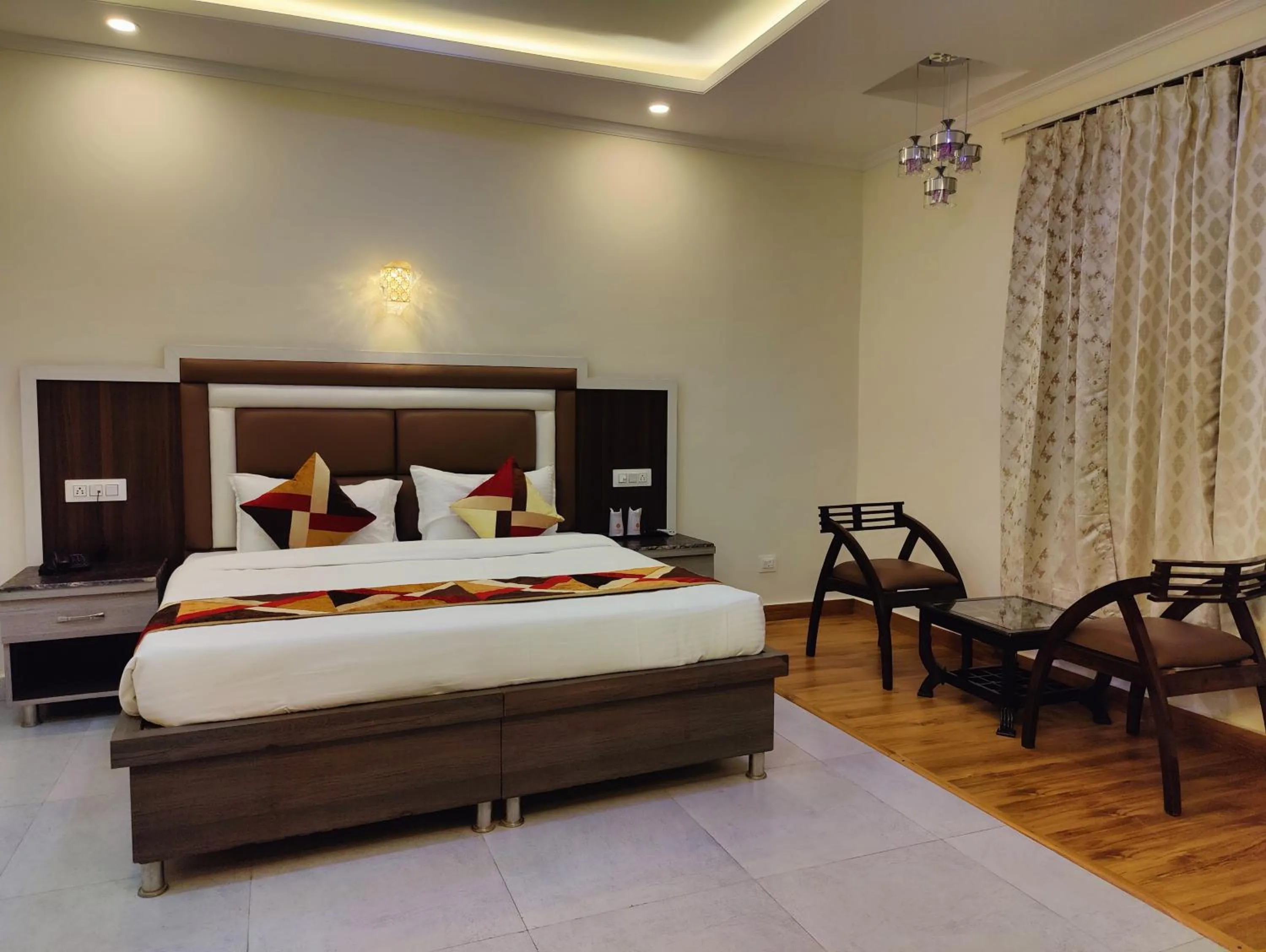 Living room, Bed in Hotel Mandi Heights - Bar, Fine Dining & Banquet Hall