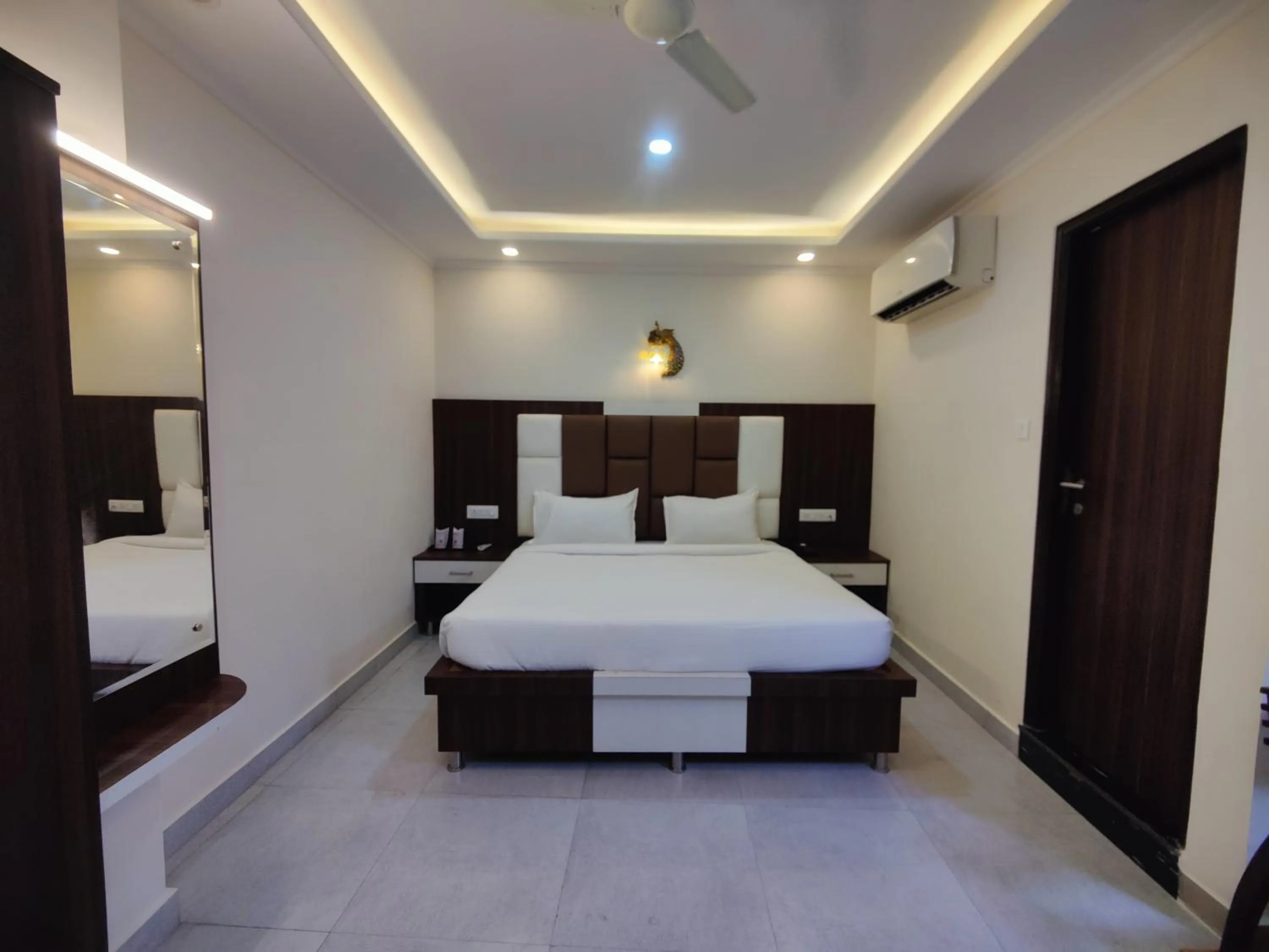 TV and multimedia, Bed in Hotel Mandi Heights - Bar, Fine Dining & Banquet Hall