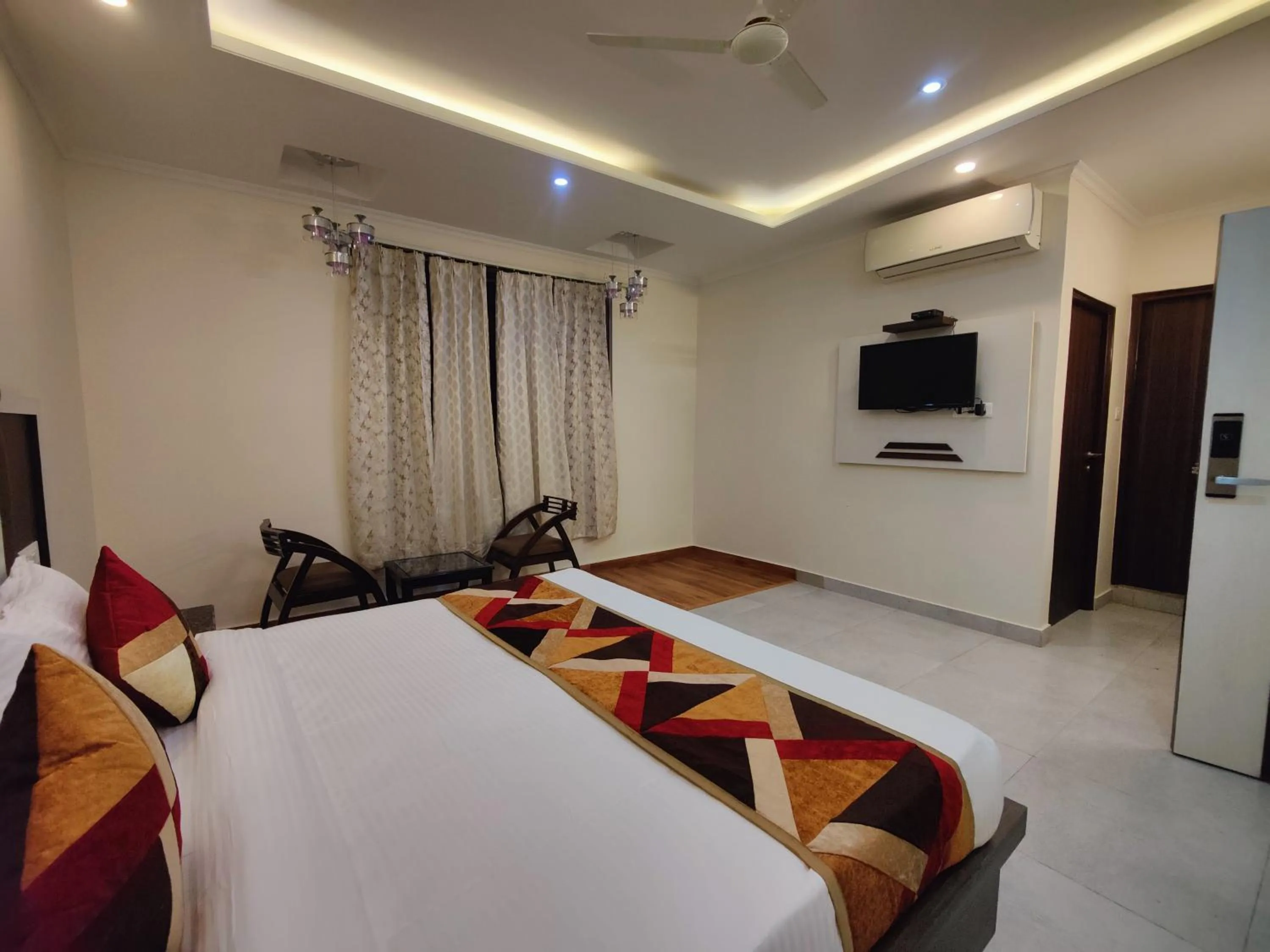 Communal lounge/ TV room, Bed in Hotel Mandi Heights - Bar, Fine Dining & Banquet Hall
