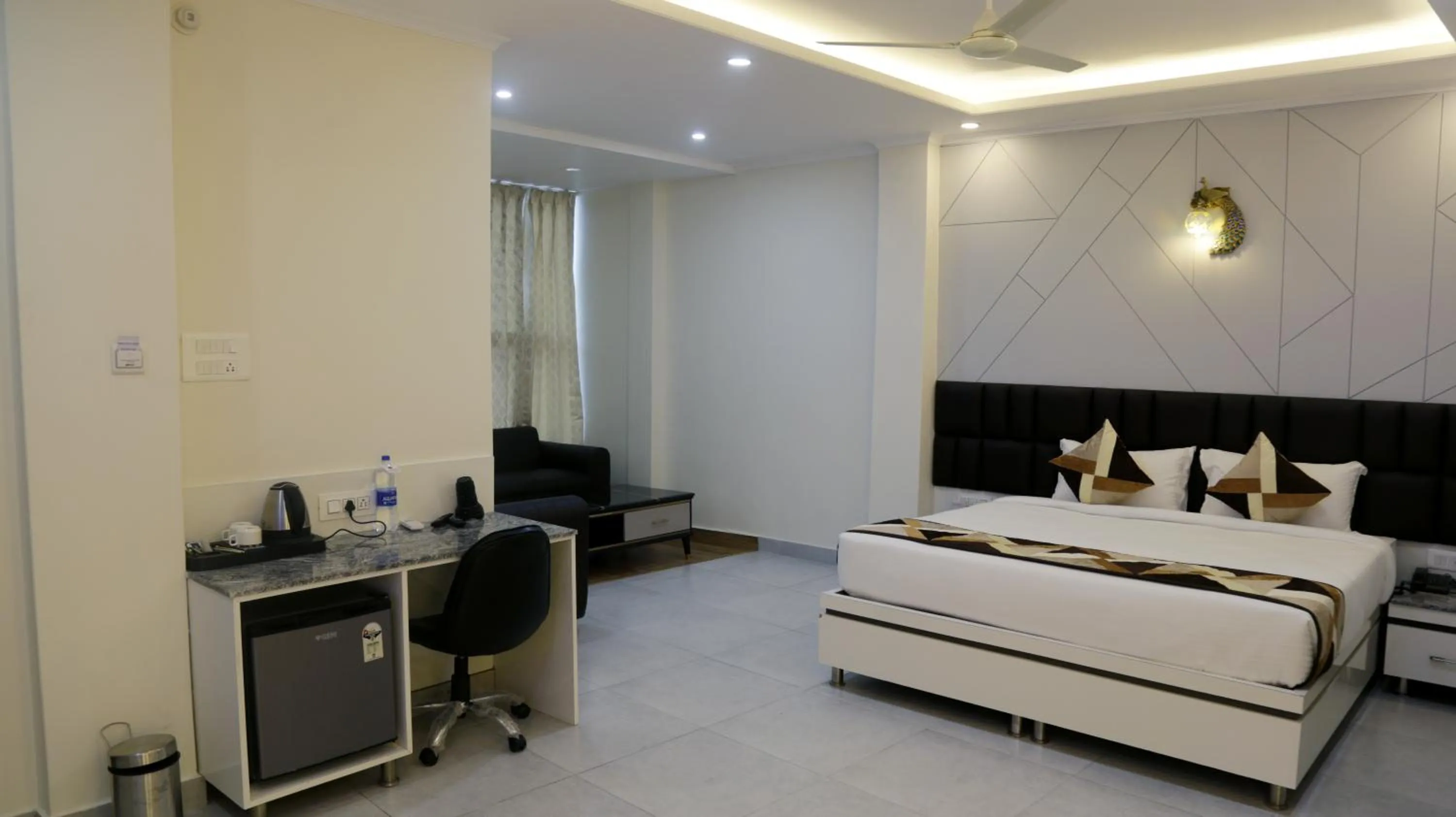 TV and multimedia, Bed in Hotel Mandi Heights - Bar, Fine Dining & Banquet Hall