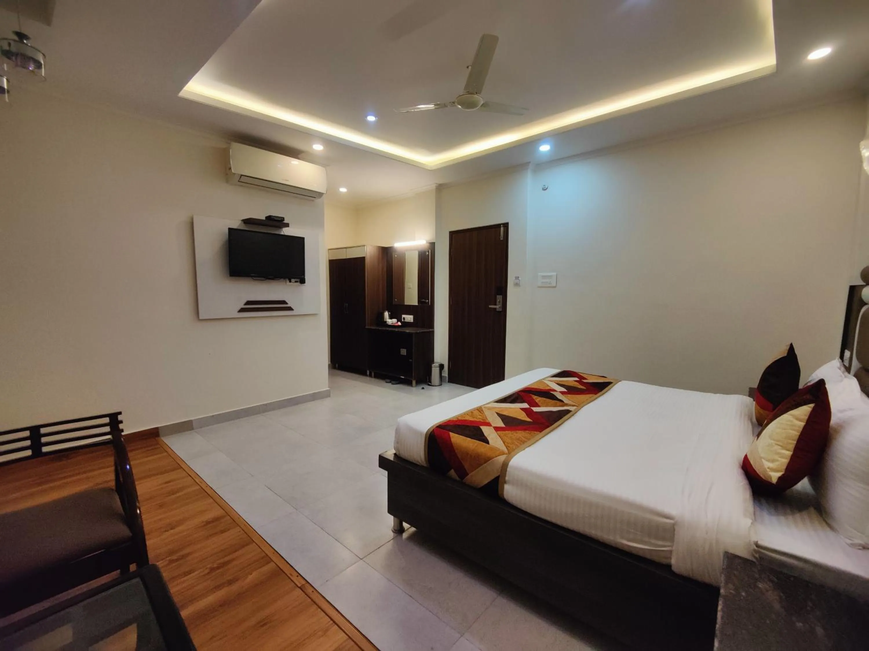 Communal lounge/ TV room, Bed in Hotel Mandi Heights - Bar, Fine Dining & Banquet Hall