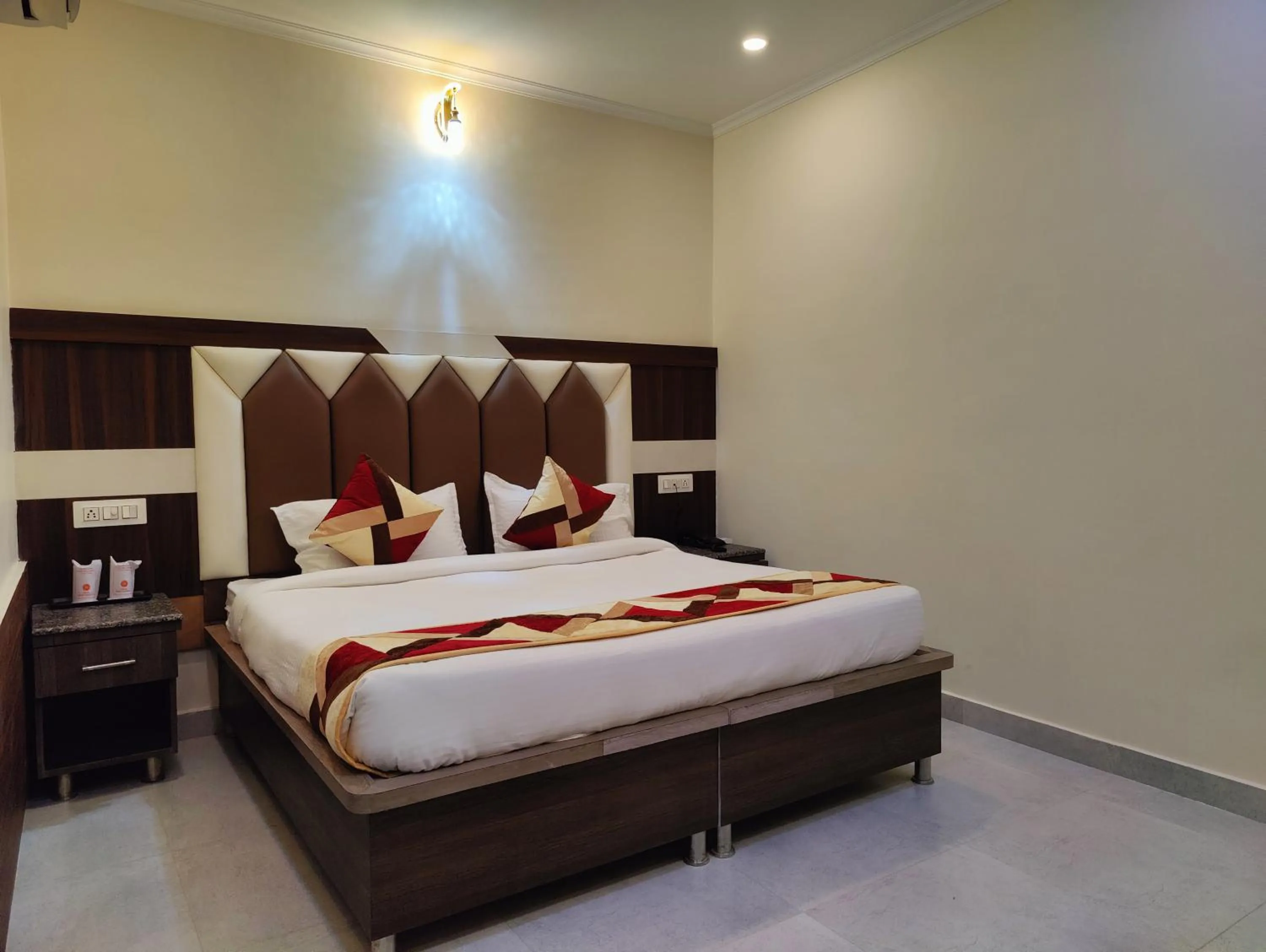 Bedroom, Bed in Hotel Mandi Heights - Bar, Fine Dining & Banquet Hall
