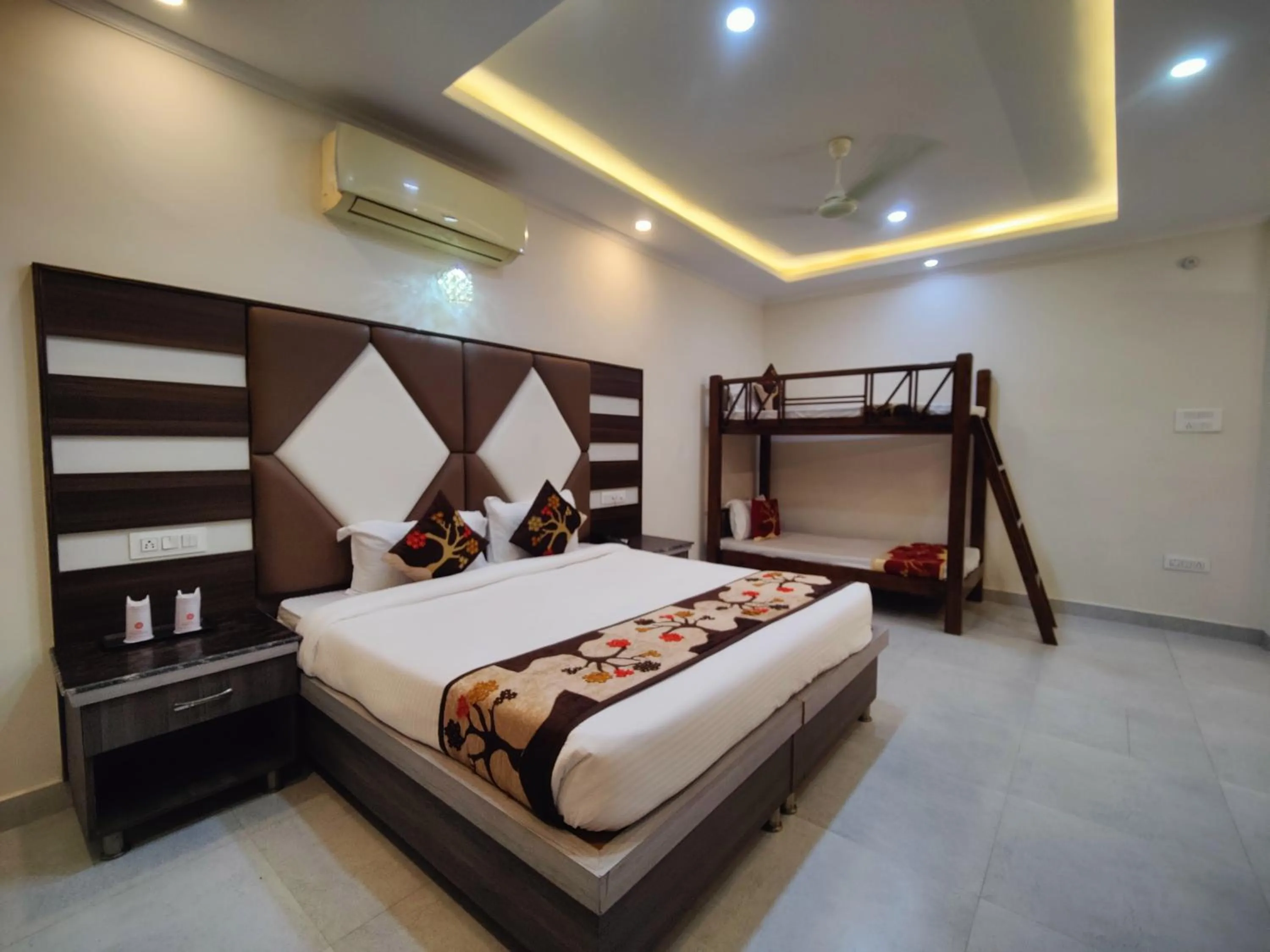 Photo of the whole room, Bed in Hotel Mandi Heights - Bar, Fine Dining & Banquet Hall