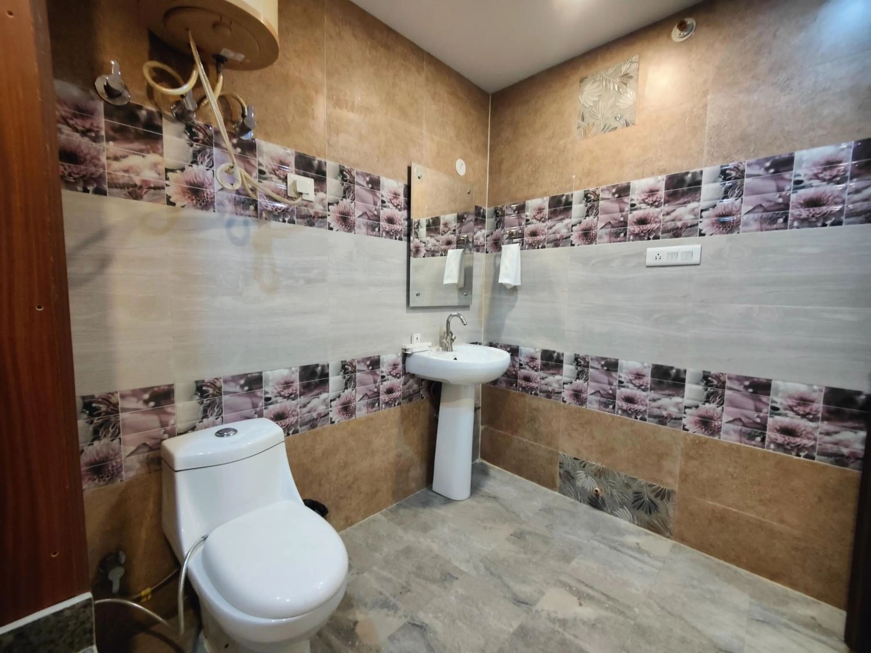 Shower in Hotel Mandi Heights - Bar, Fine Dining & Banquet Hall