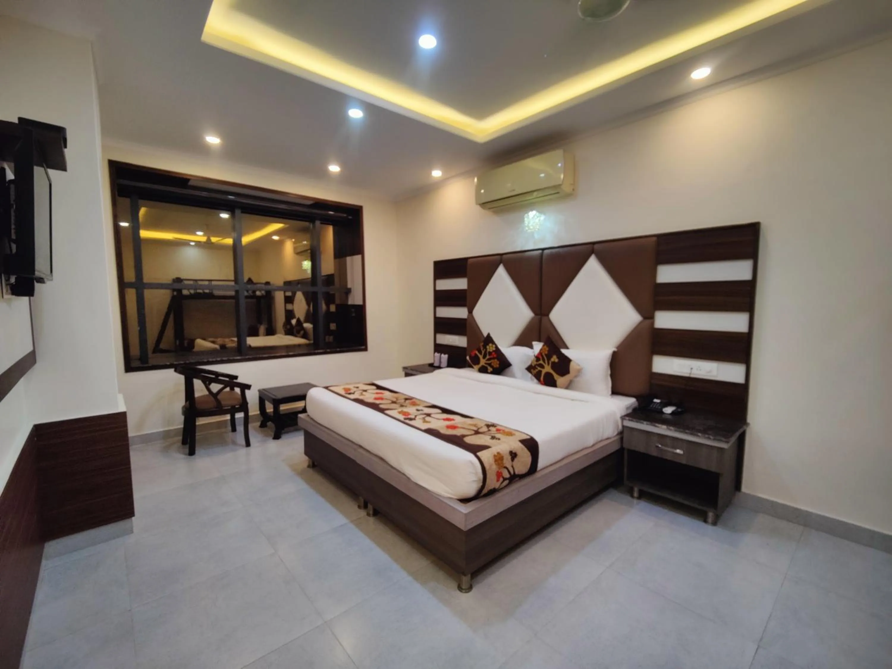 Seating area, Bed in Hotel Mandi Heights - Bar, Fine Dining & Banquet Hall