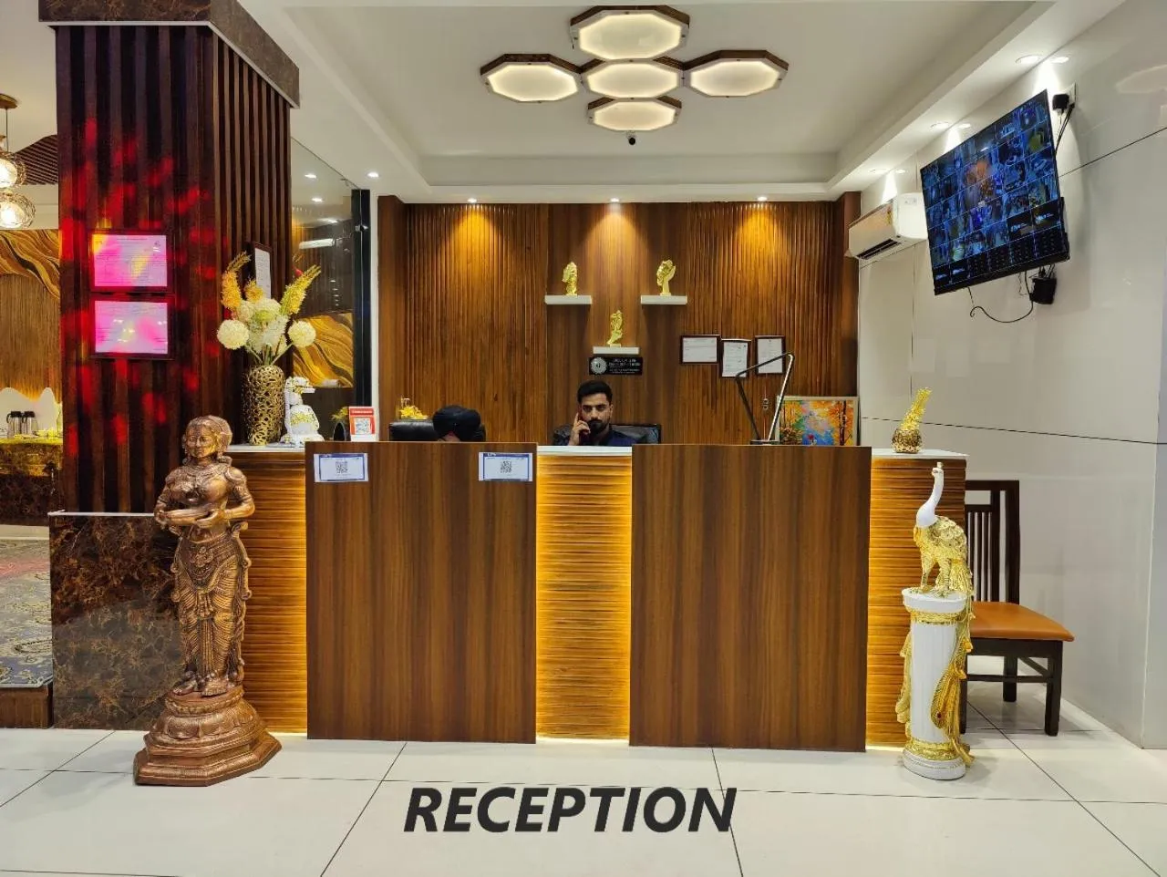 Hotel Mandi Heights - Bar, Fine Dining & Banquet Hall