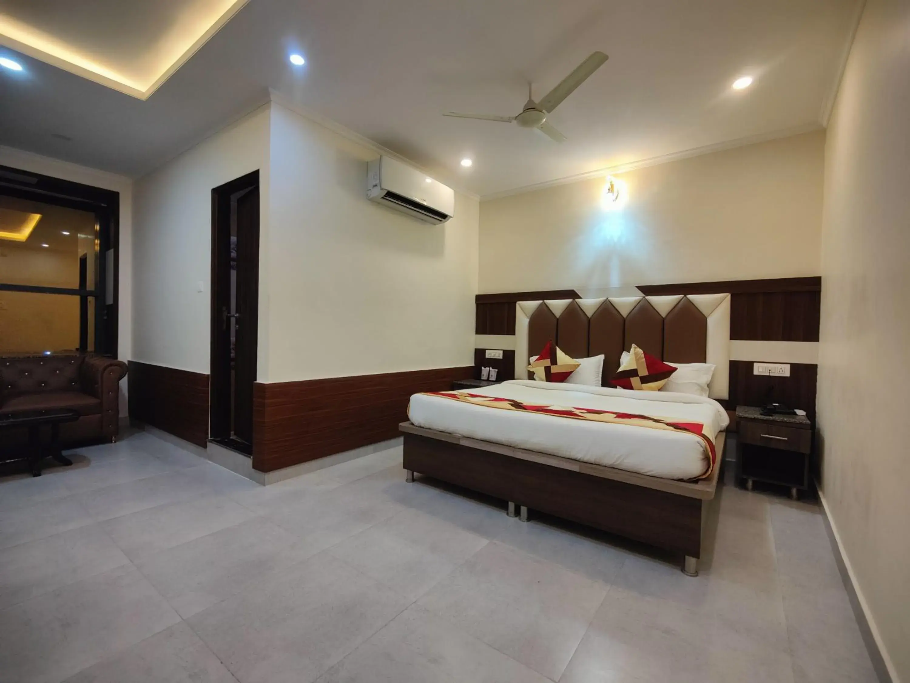 Deluxe Room - single occupancy in Hotel Mandi Heights - Bar, Fine Dining & Banquet Hall Deluxe Room - single occupancy in Hotel Mandi Heights - Bar, Fine Dining & Banquet Hall