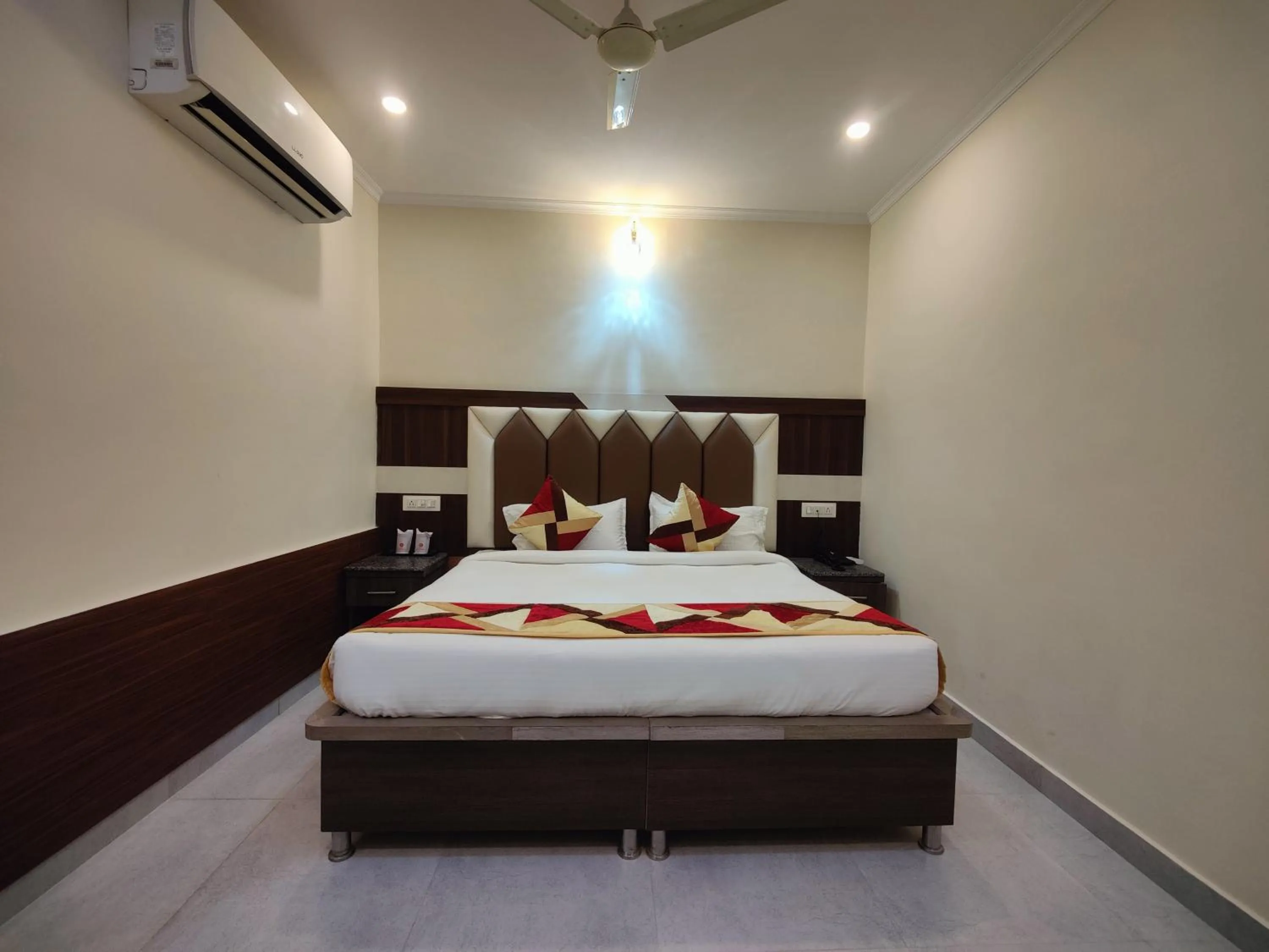 Bedroom, Bed in Hotel Mandi Heights - Bar, Fine Dining & Banquet Hall