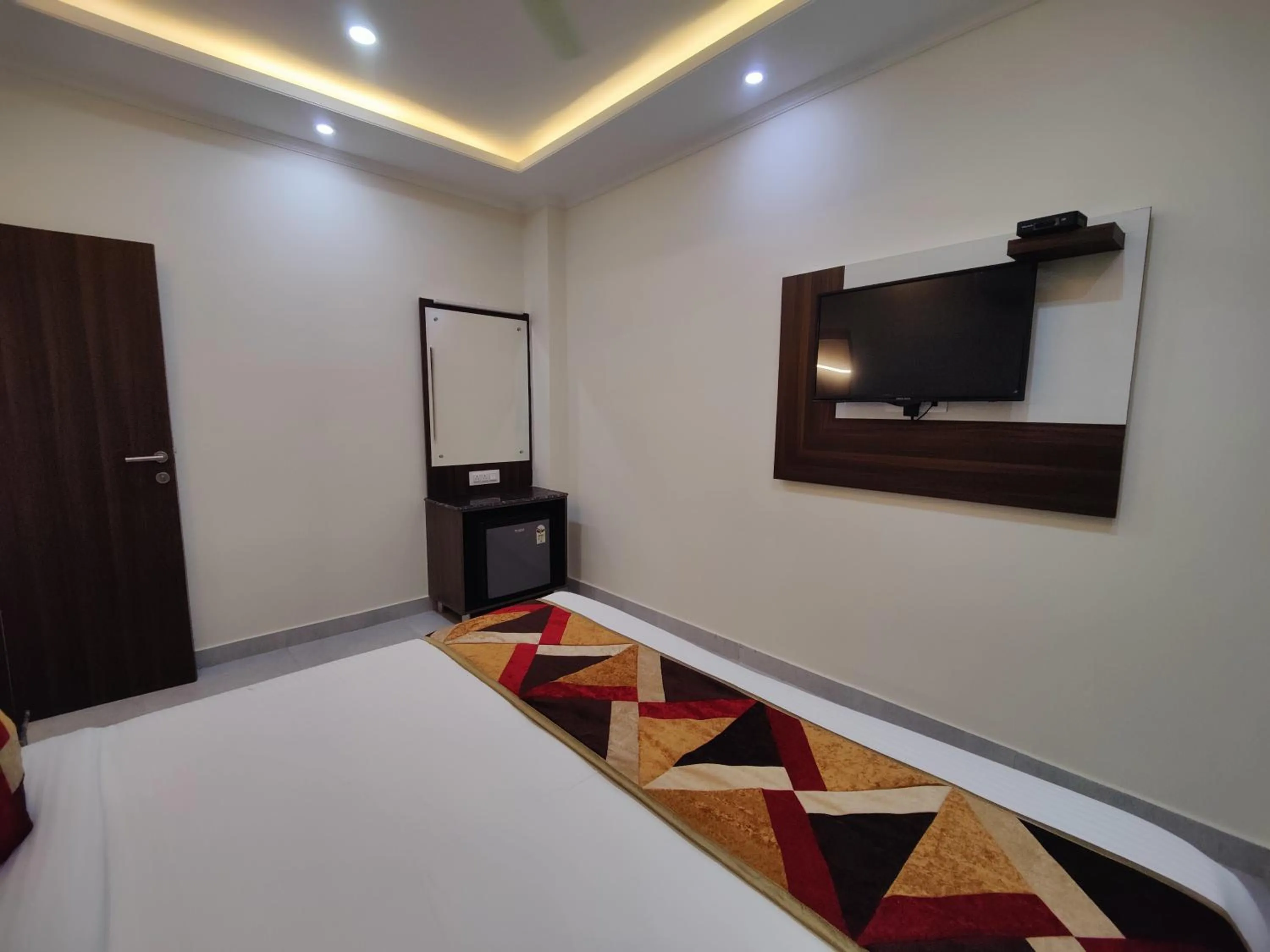 TV and multimedia, Bed in Hotel Mandi Heights - Bar, Fine Dining & Banquet Hall