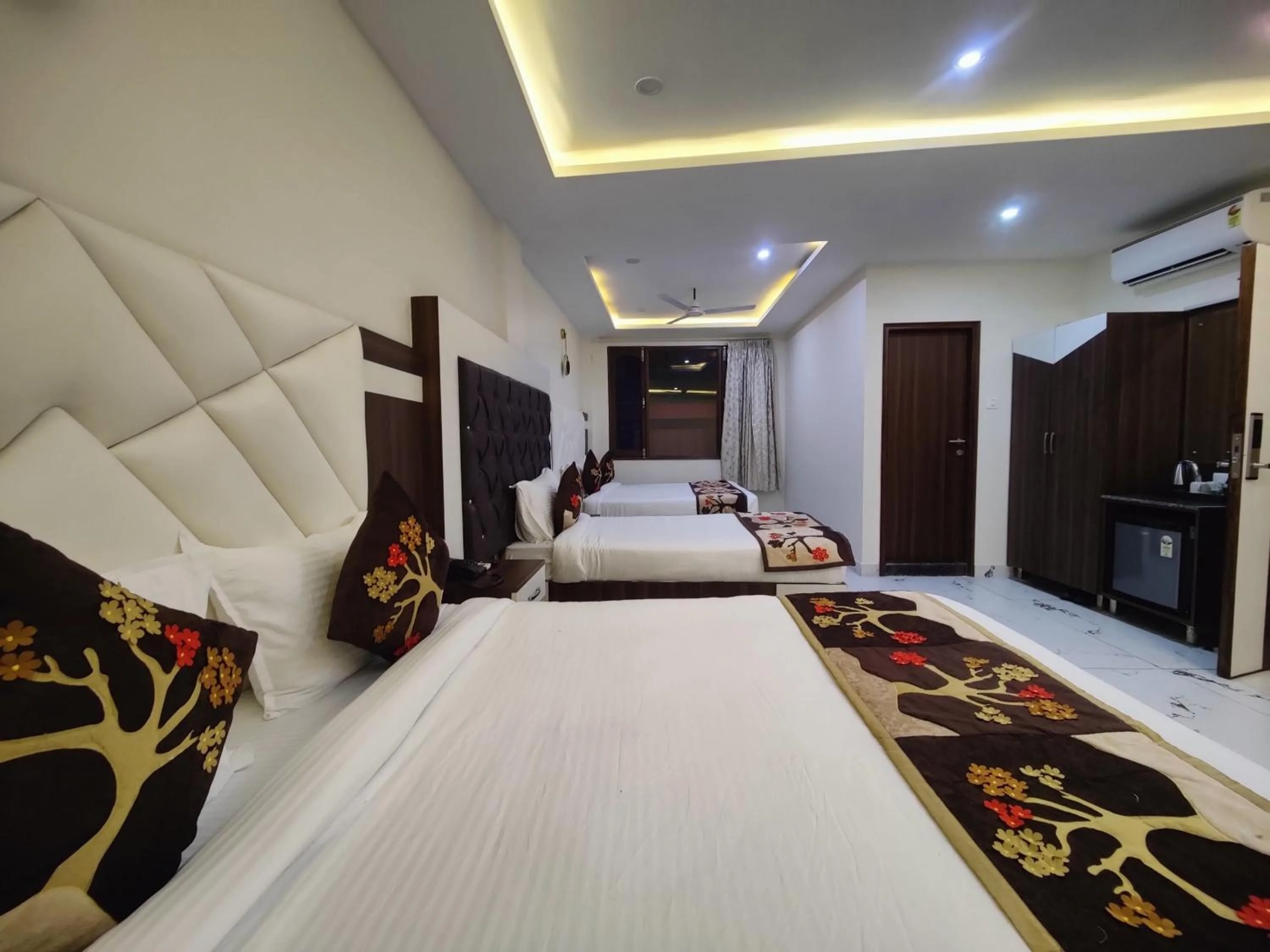 Seating area, Bed in Hotel Mandi Heights - Bar, Fine Dining & Banquet Hall