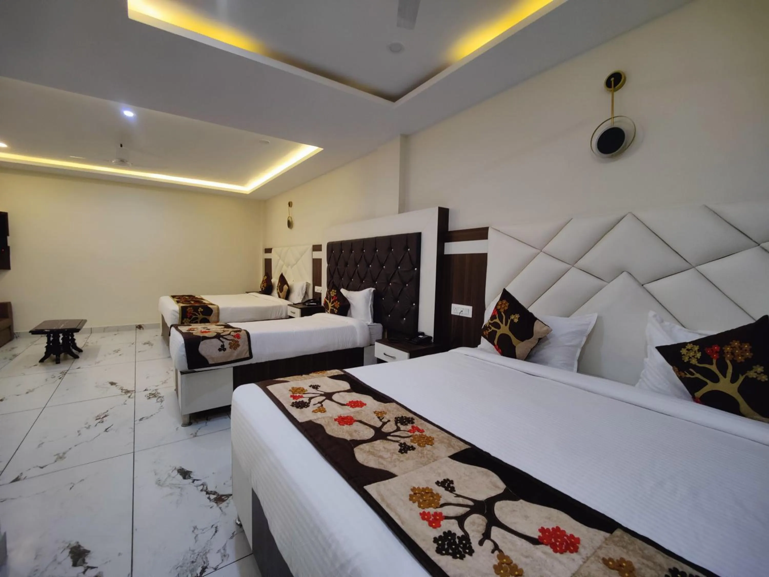 Living room, Bed in Hotel Mandi Heights - Bar, Fine Dining & Banquet Hall