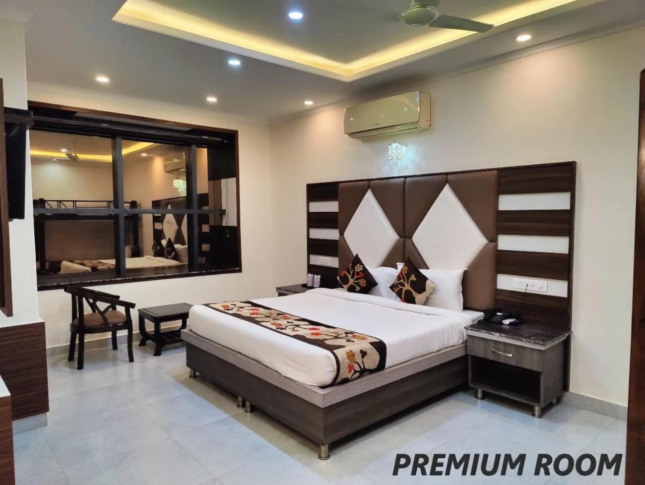 Bedroom, Bed in Hotel Mandi Heights - Bar, Fine Dining & Banquet Hall