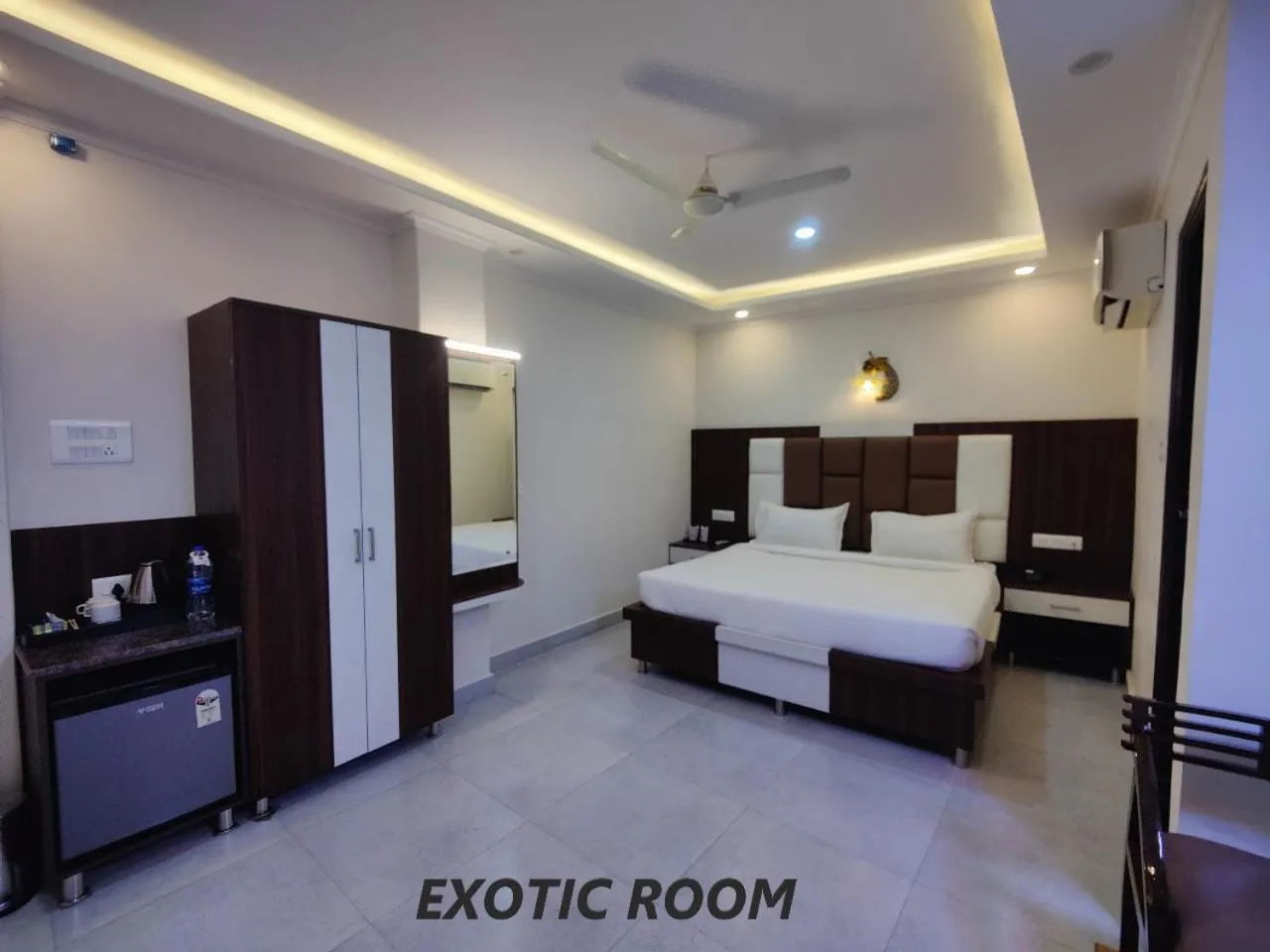 Bedroom, Bed in Hotel Mandi Heights - Bar, Fine Dining & Banquet Hall