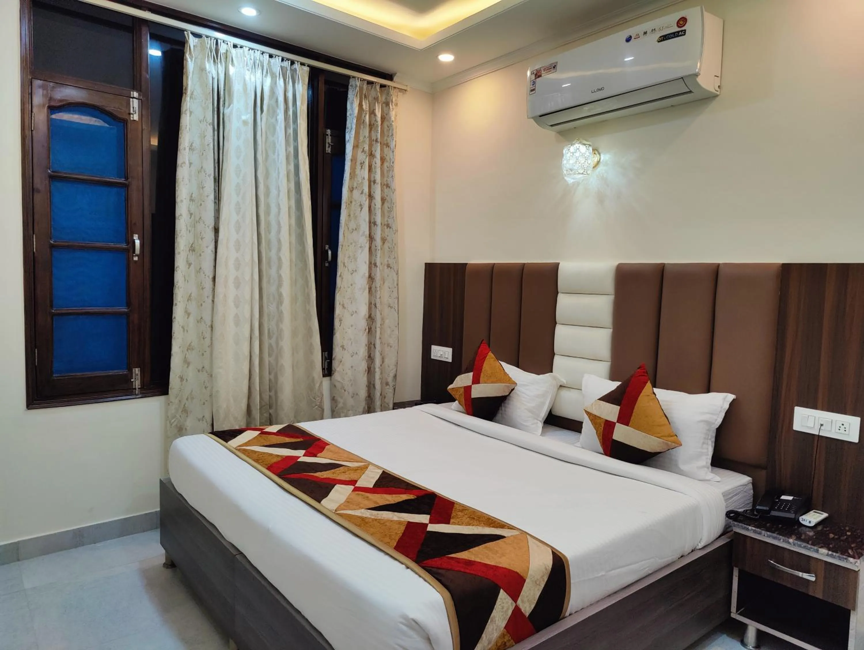 TV and multimedia, Bed in Hotel Mandi Heights - Bar, Fine Dining & Banquet Hall