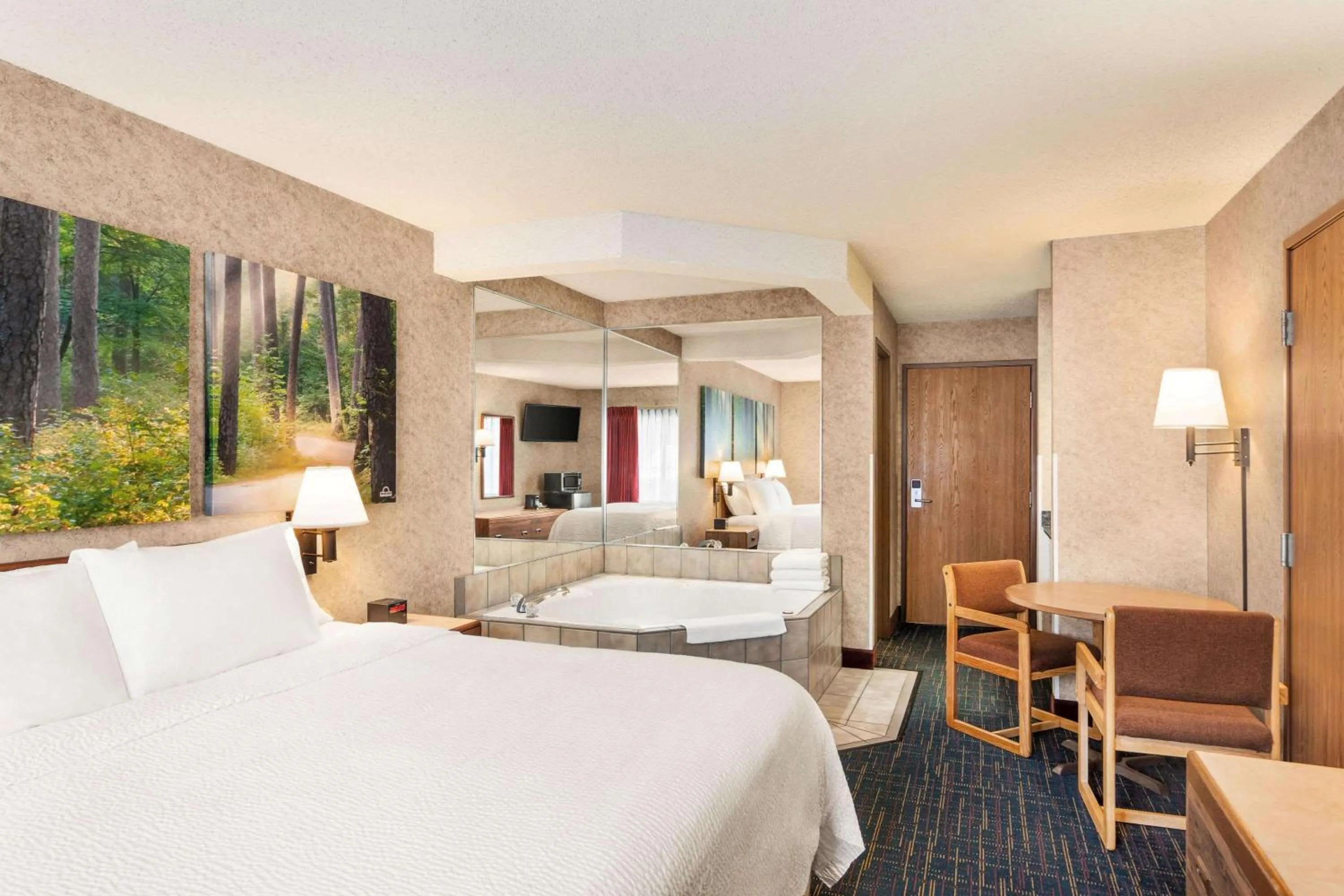 Hot Tub, Bed in Days Inn by Wyndham Hurley