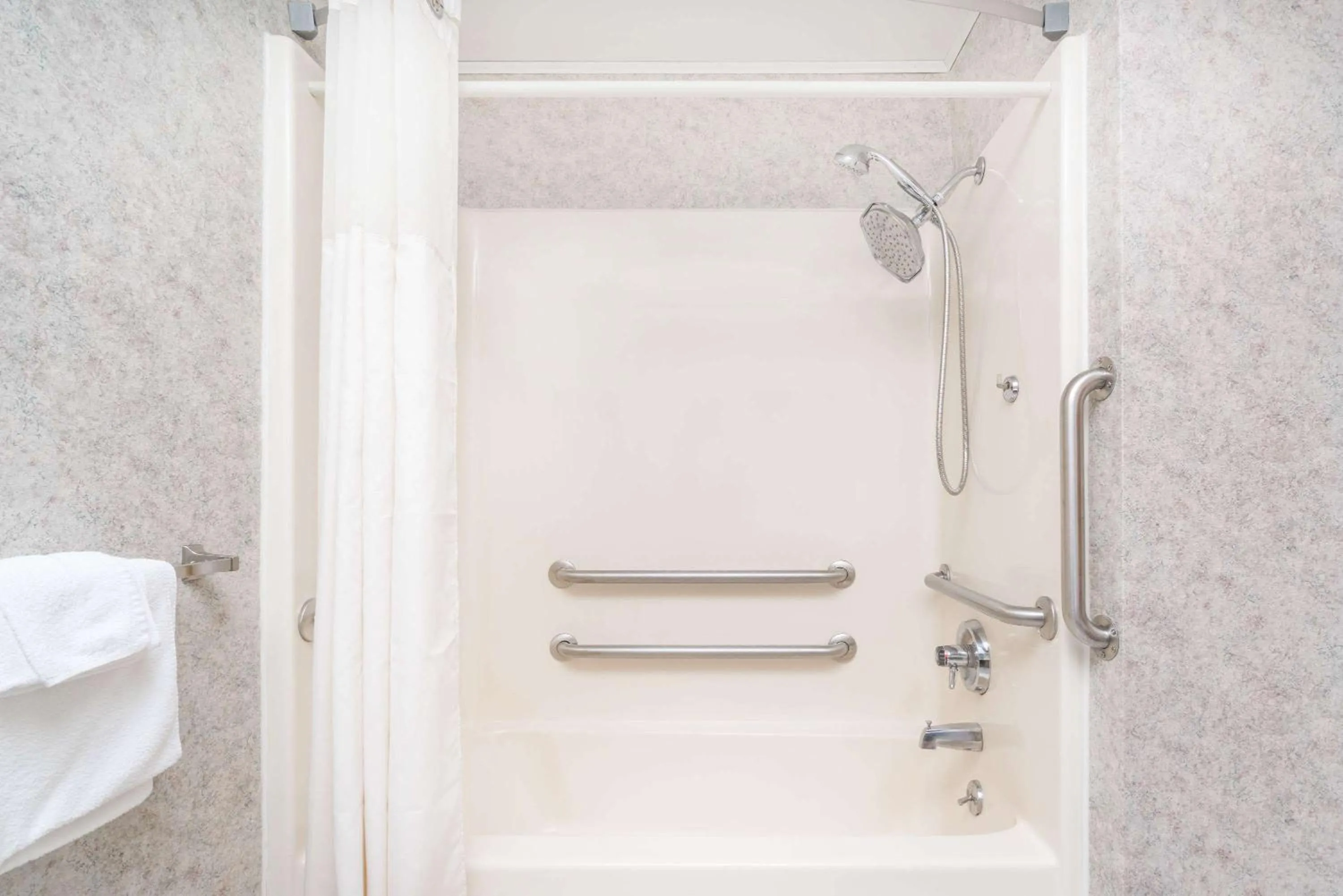 Bathroom in Days Inn by Wyndham Hurley