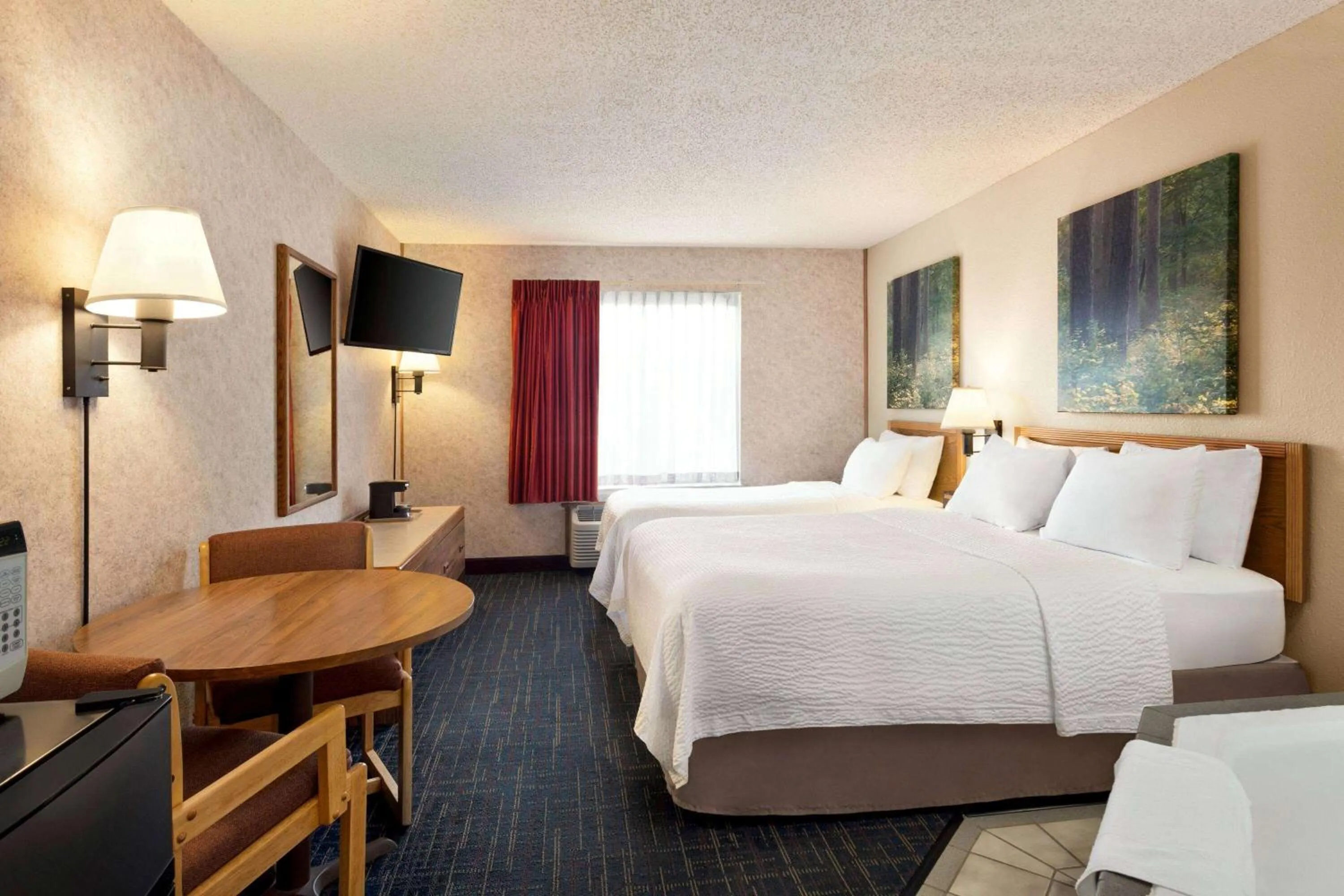 Hot Tub, Bed in Days Inn by Wyndham Hurley