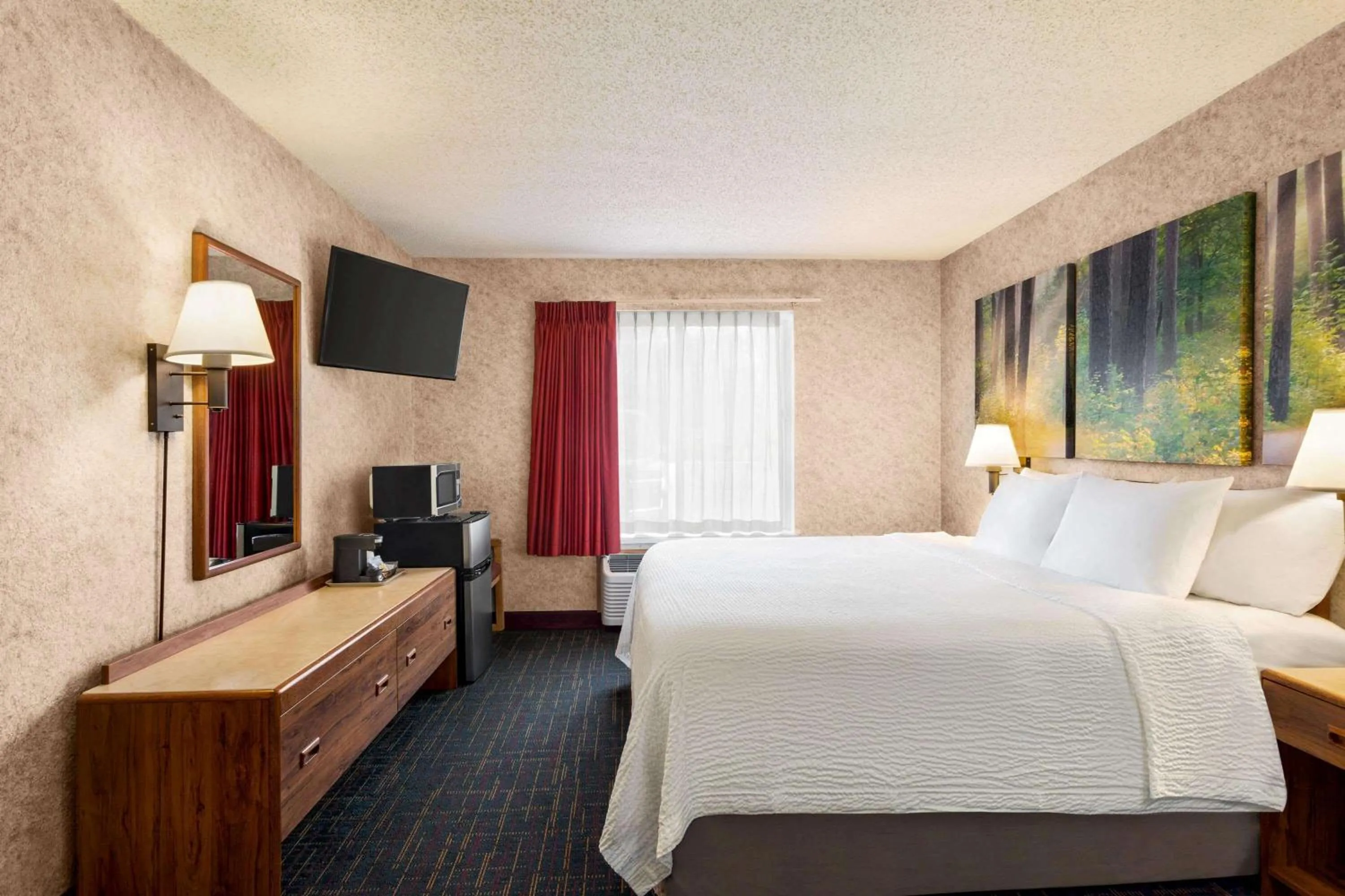 Bedroom, Bed in Days Inn by Wyndham Hurley