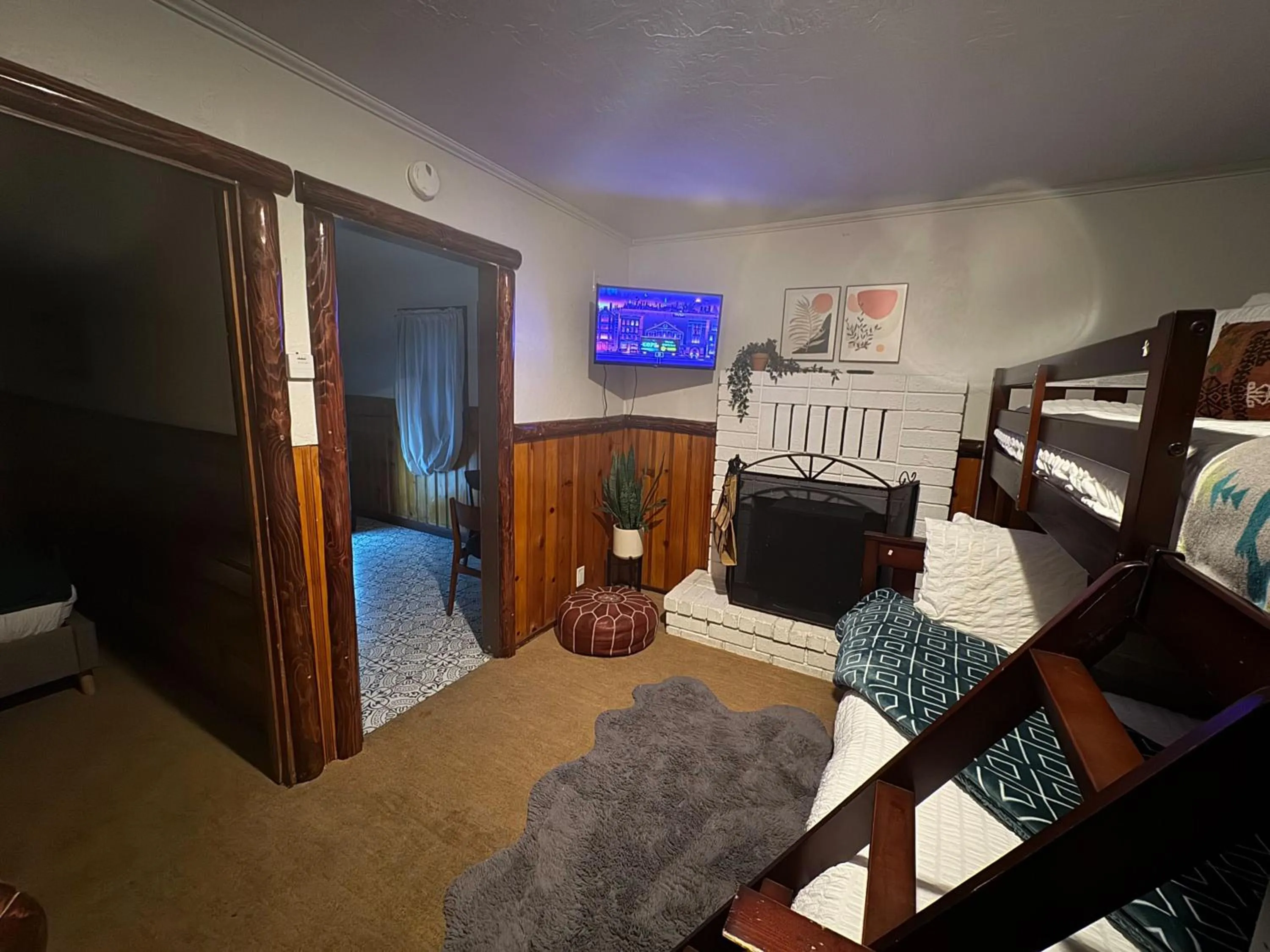 Living room, Bed in Three Pines Cabins