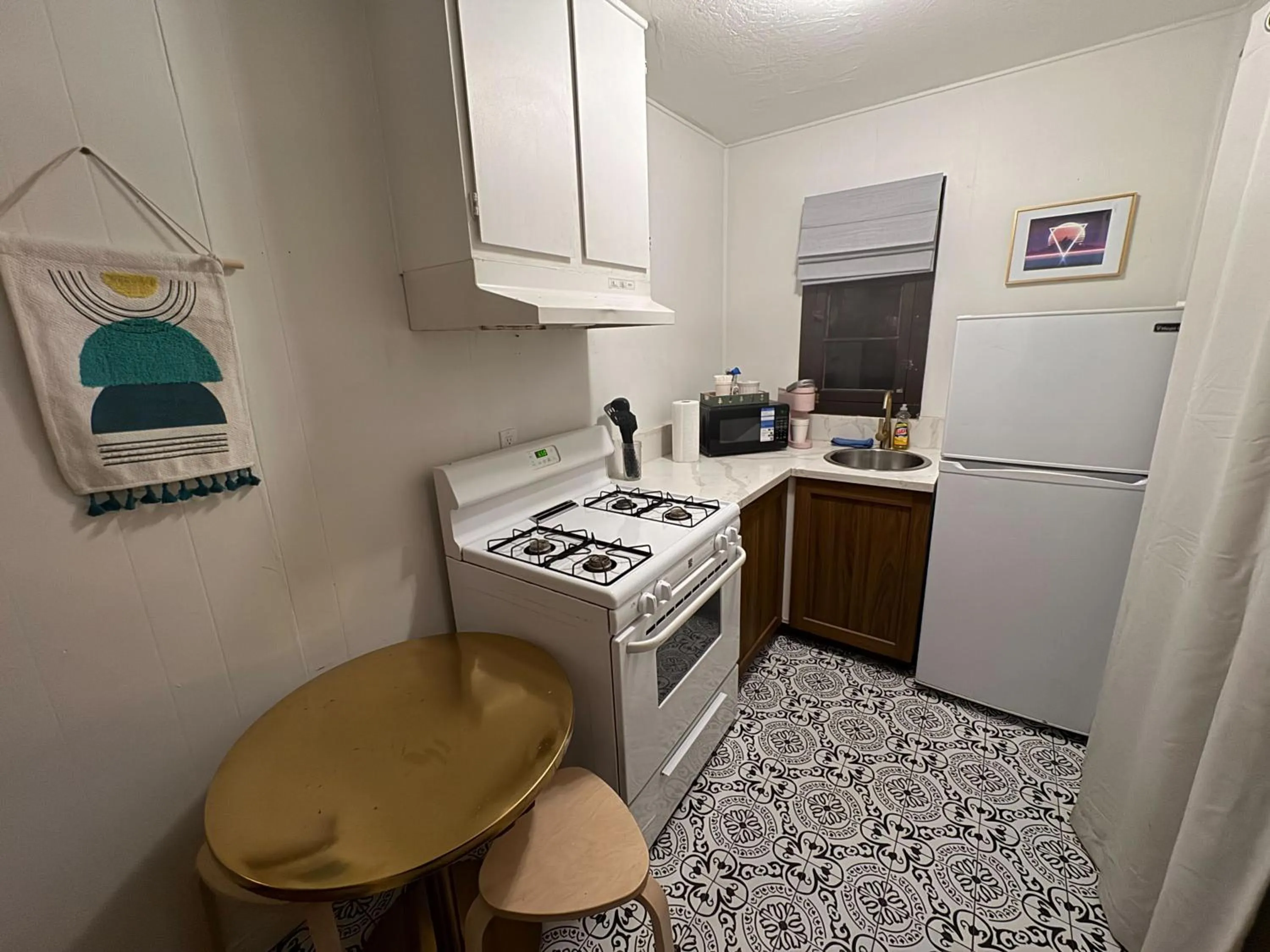 Kitchen or kitchenette in Three Pines Cabins