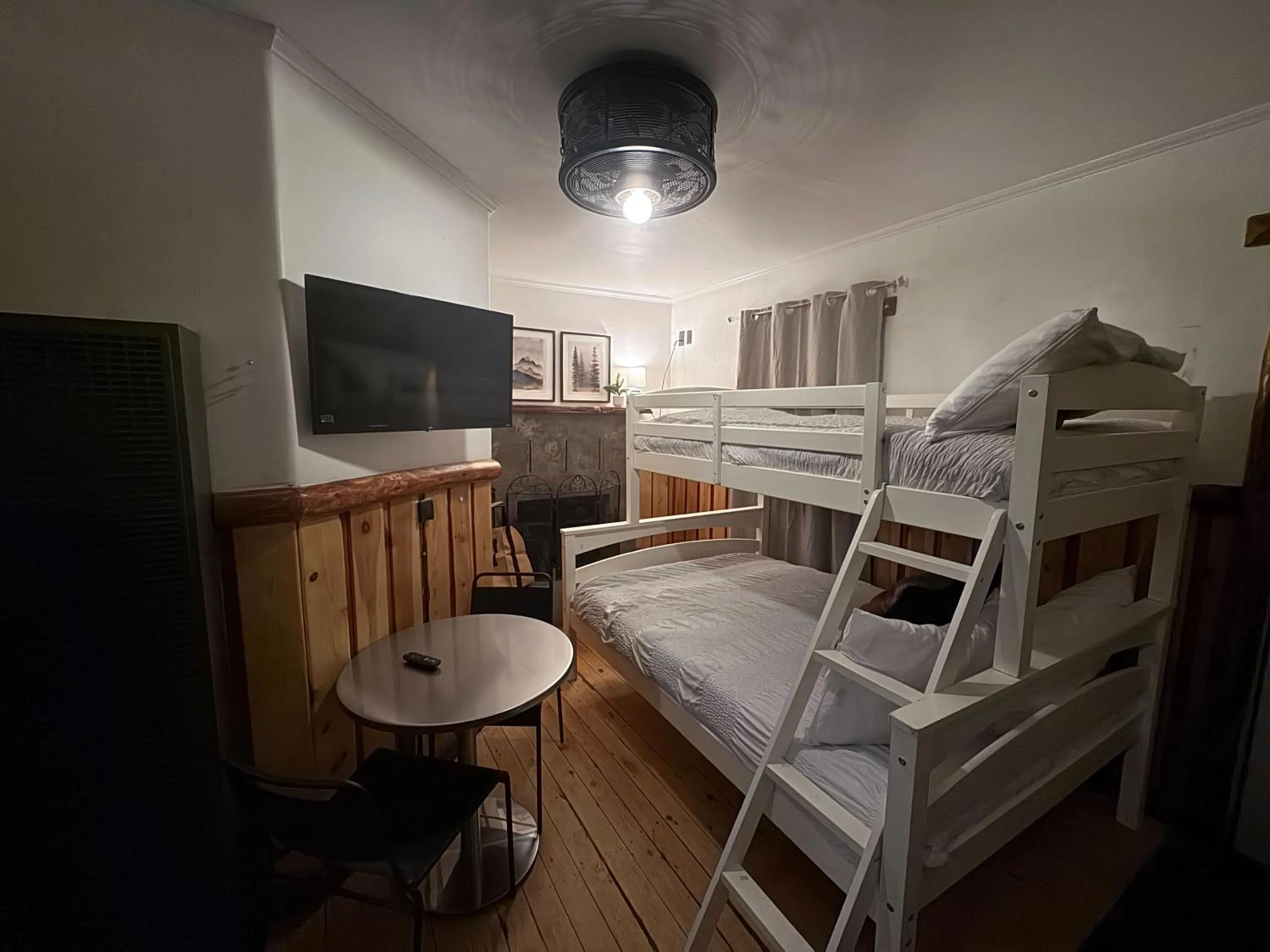 Living room, Bed in Three Pines Cabins
