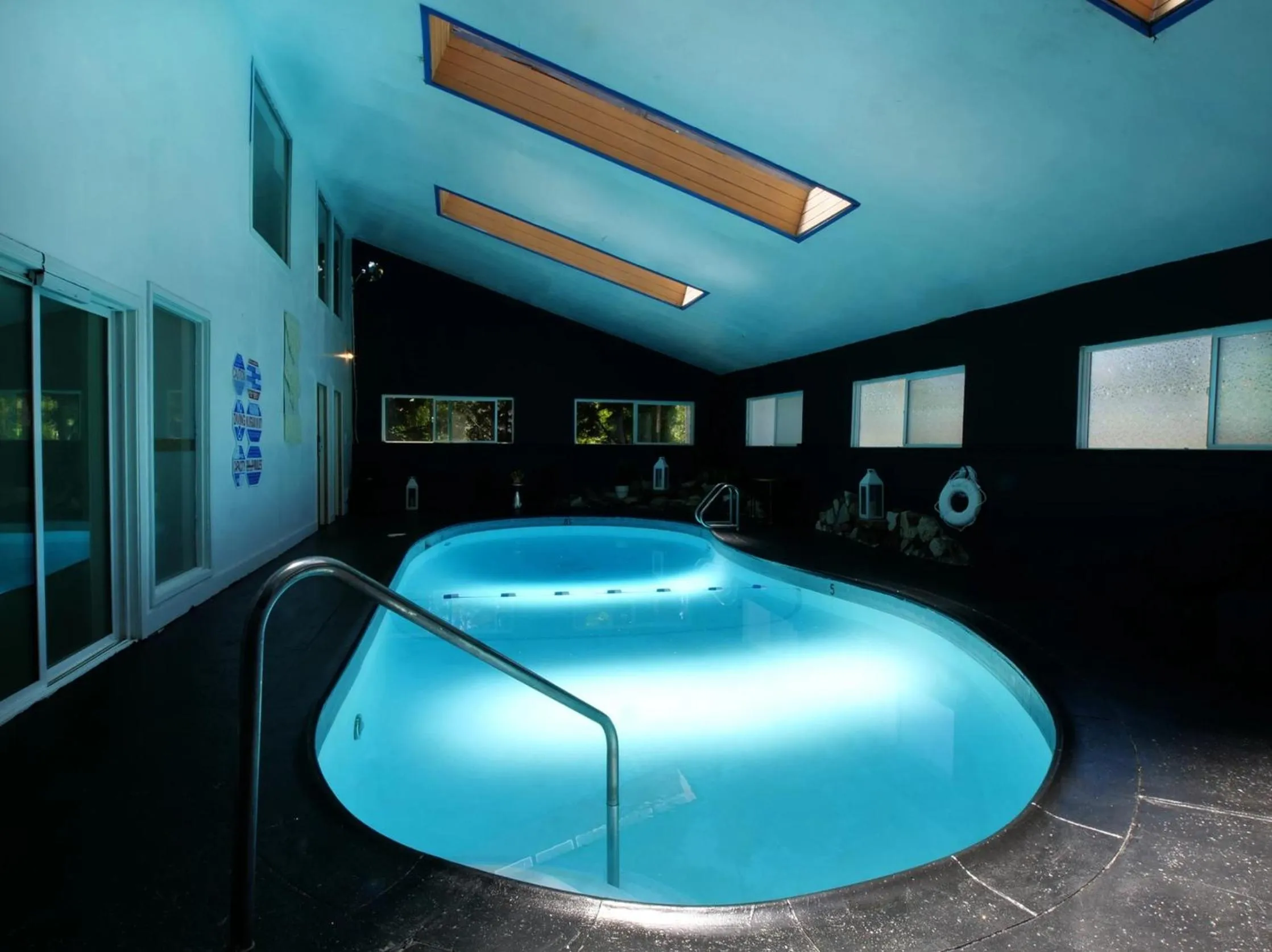 Swimming pool in Three Pines Cabins