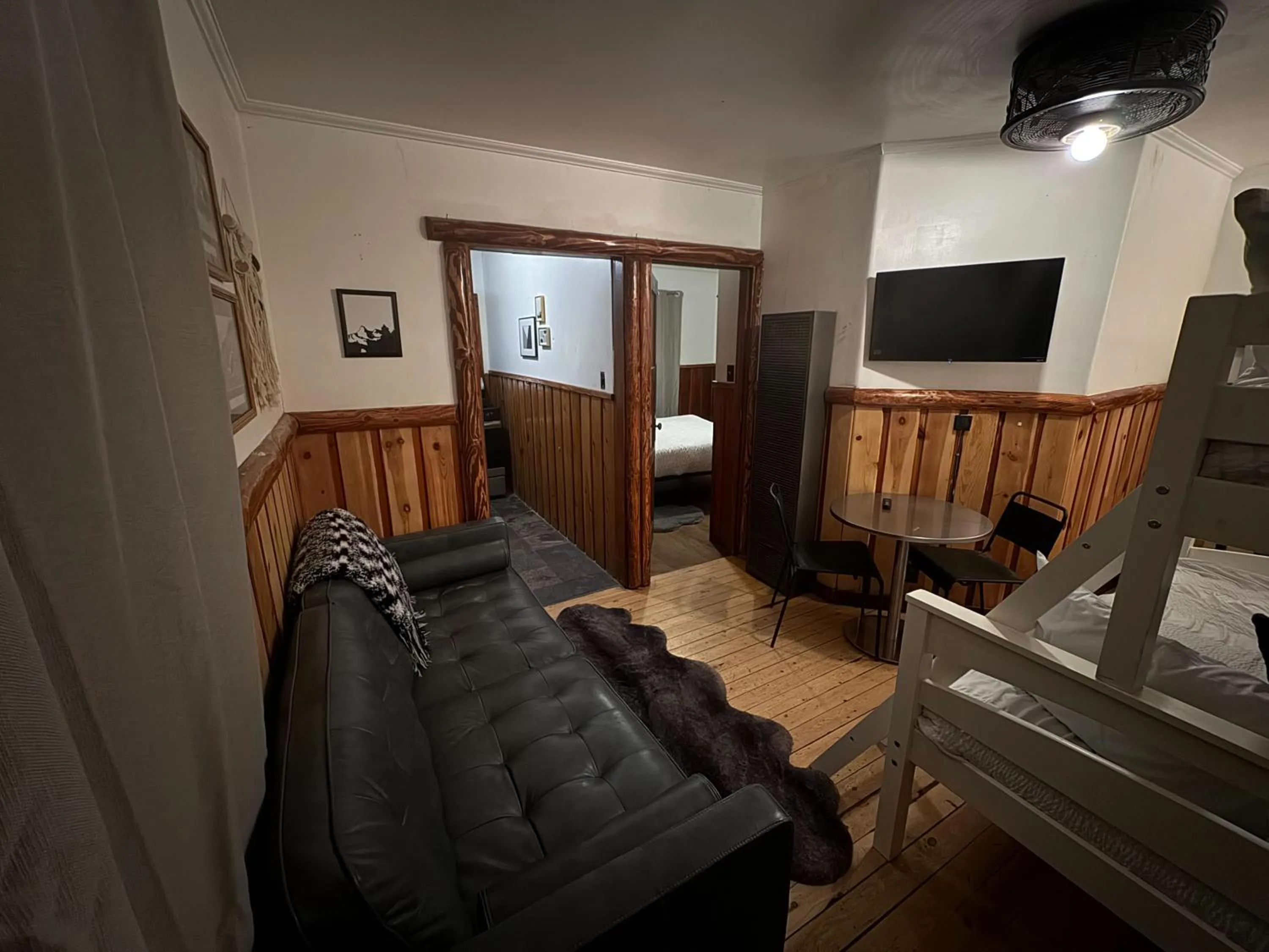 Living room, Bed in Three Pines Cabins