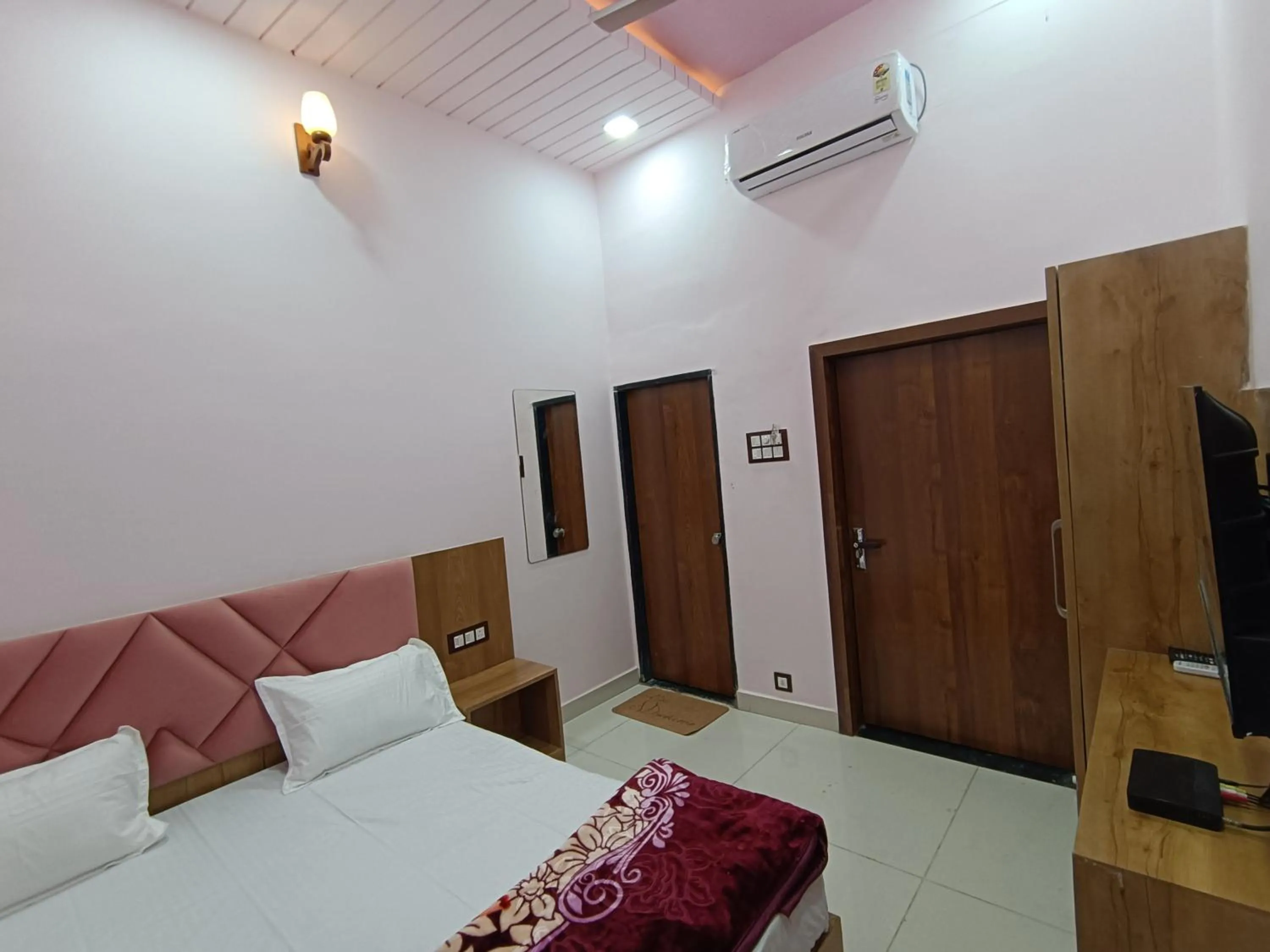 Deluxe Double Room with Bath in Kalptaru Home Stay Aff by MP TOURISM