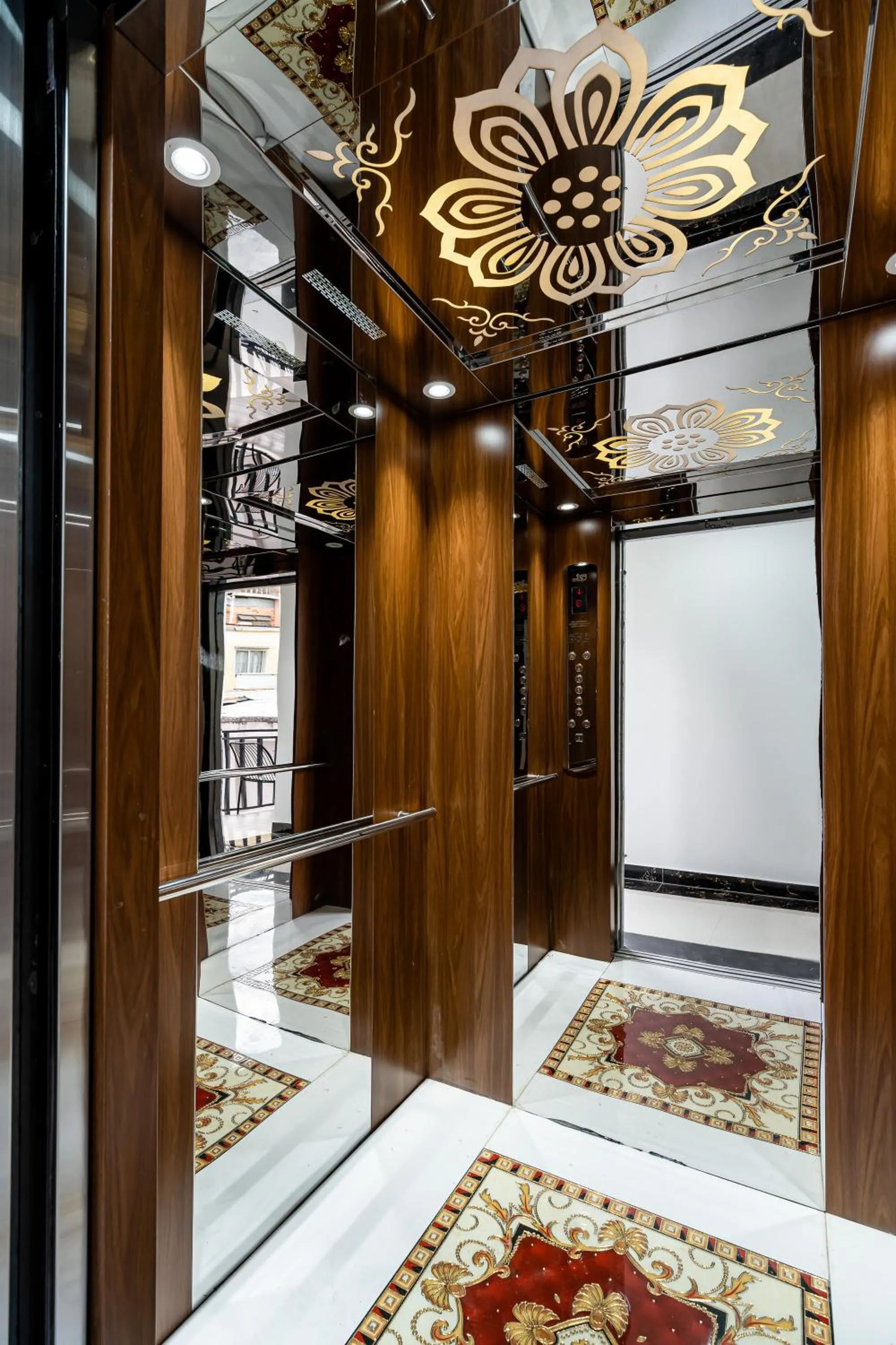 elevator in Jan Hostel Central Point