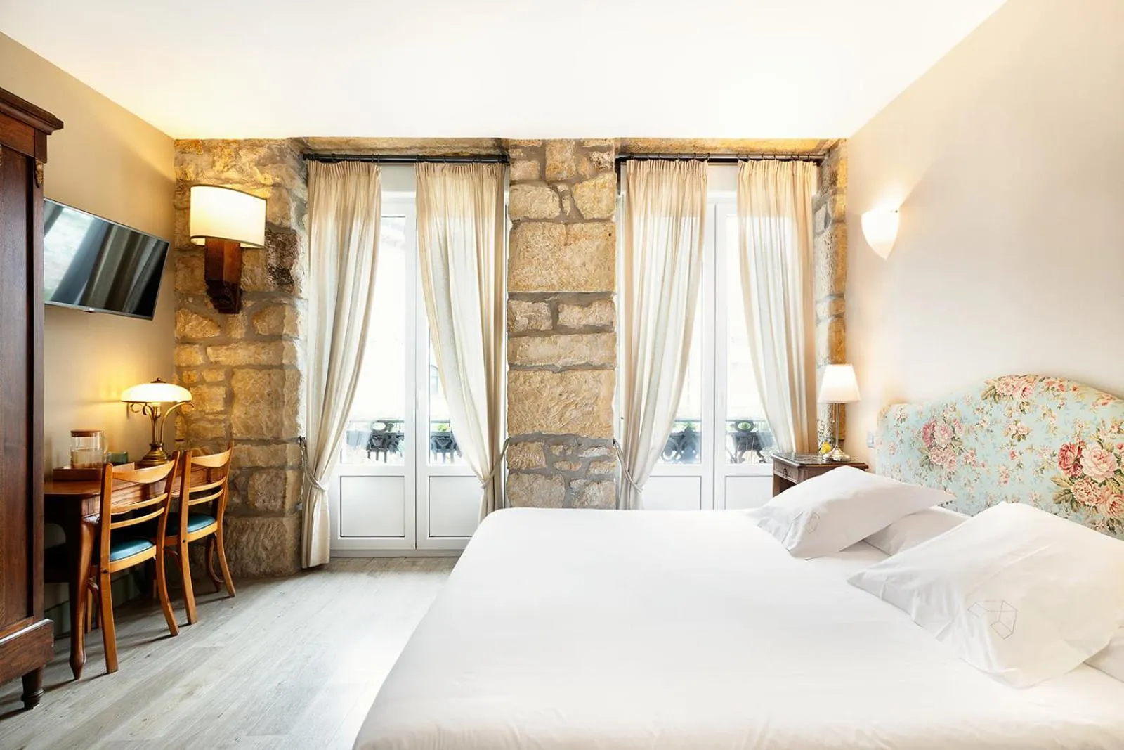 Photo of the whole room, Bed in Hotel Okako San Sebastian