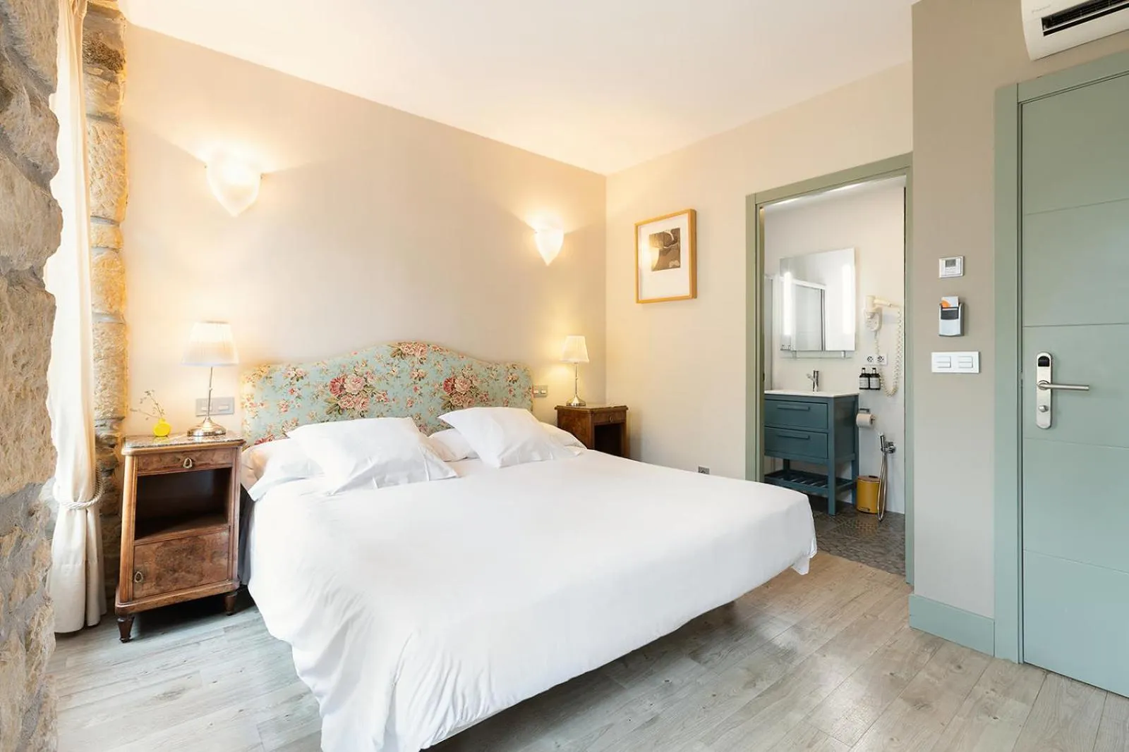 Photo of the whole room, Bed in Hotel Okako San Sebastian